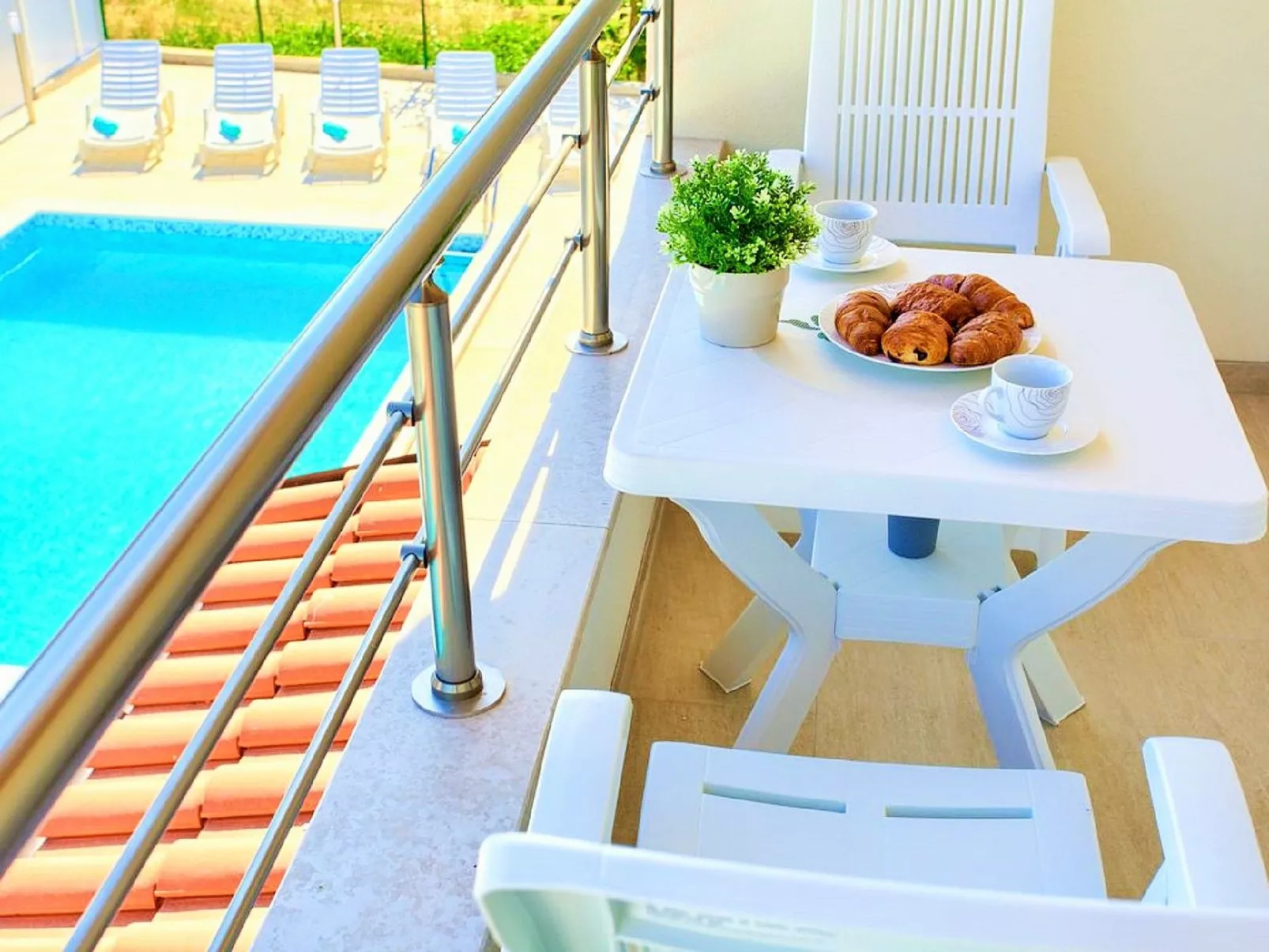 Mit Garten, Grill und Terrasse-Drinnen