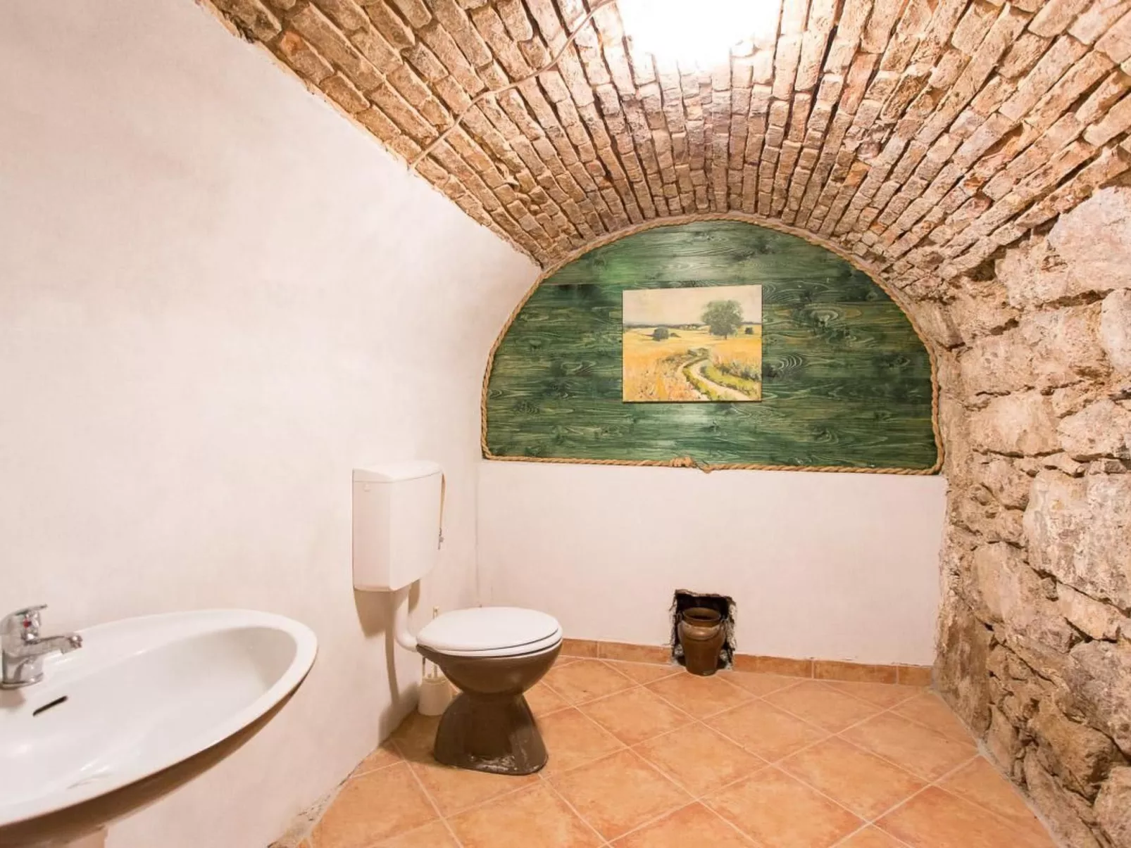 Haus mit modernem Interieur und einer alten Taverne - Inside