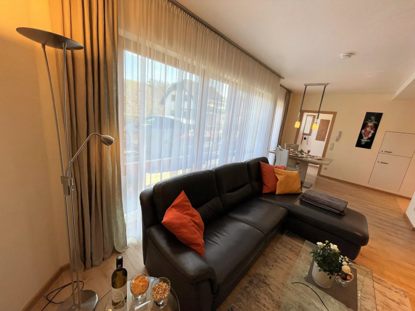 Mit Parkplatz und Terrasse-Inside