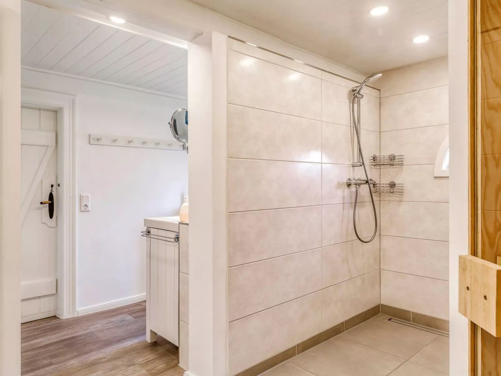 Reetdachhaus inmitten von Wiesen und Feldern-Dedans