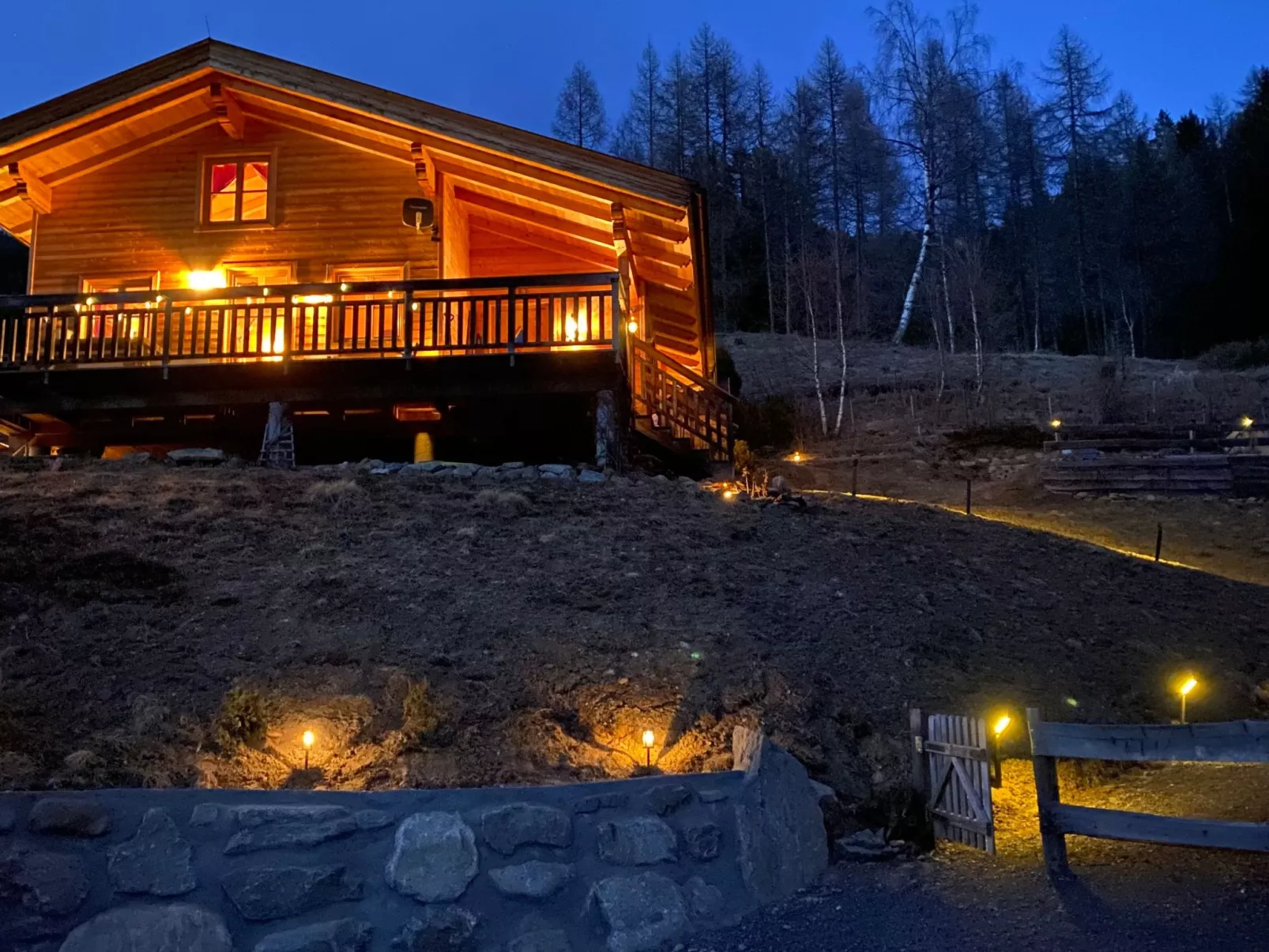 Berghütte mit Blick auf die Berge-Outside