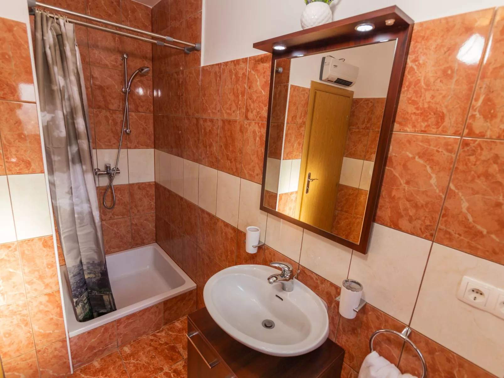 In Opanci mit beheiztem Pool, Parkplatz-Inside