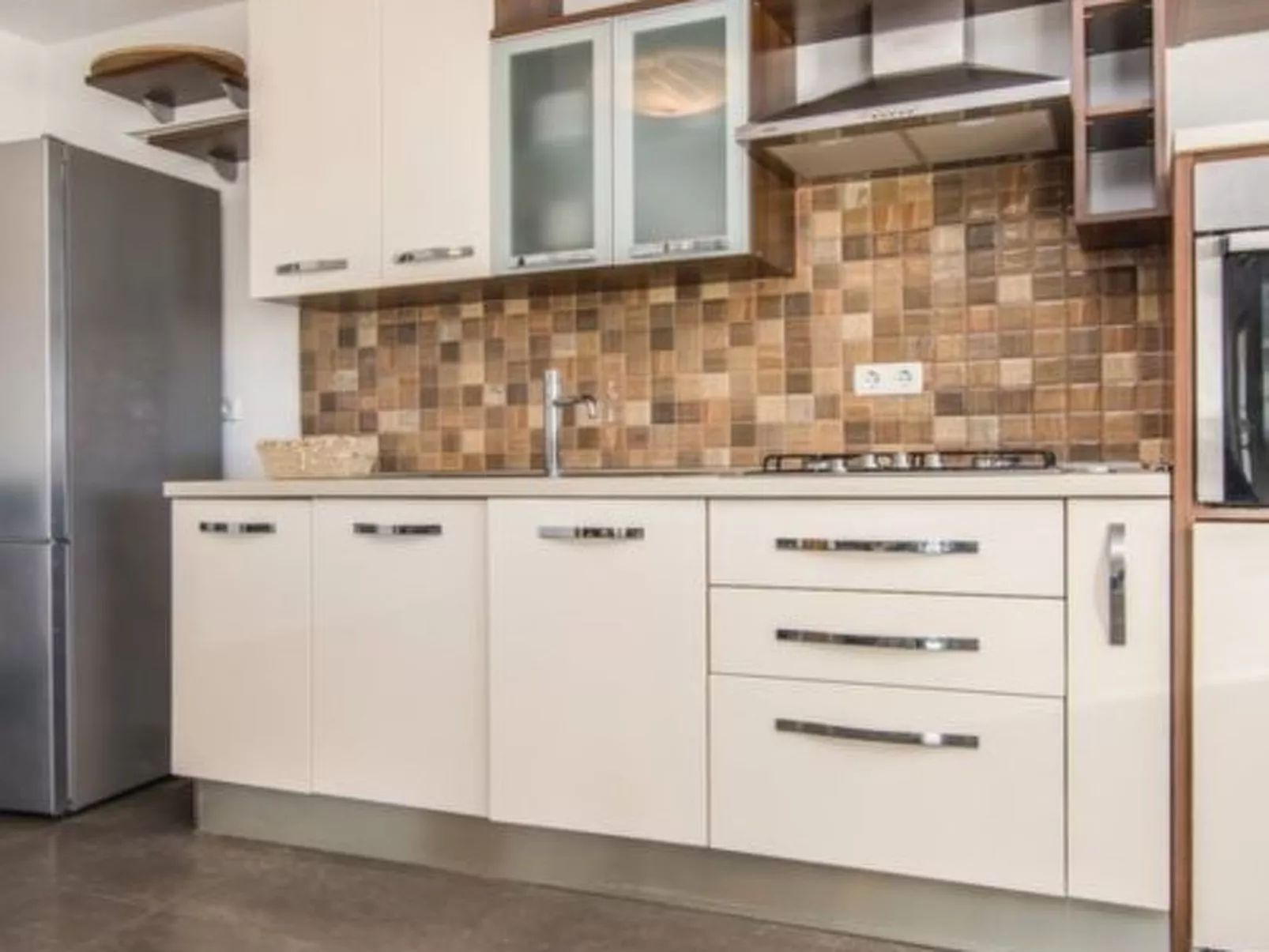 Laura mit Pool-Drinnen