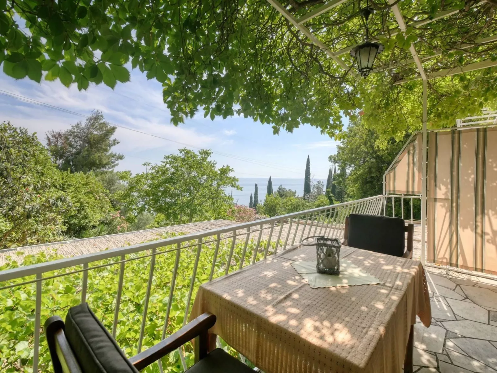 "Helena2" mit Blick auf das Wasser-Dehors