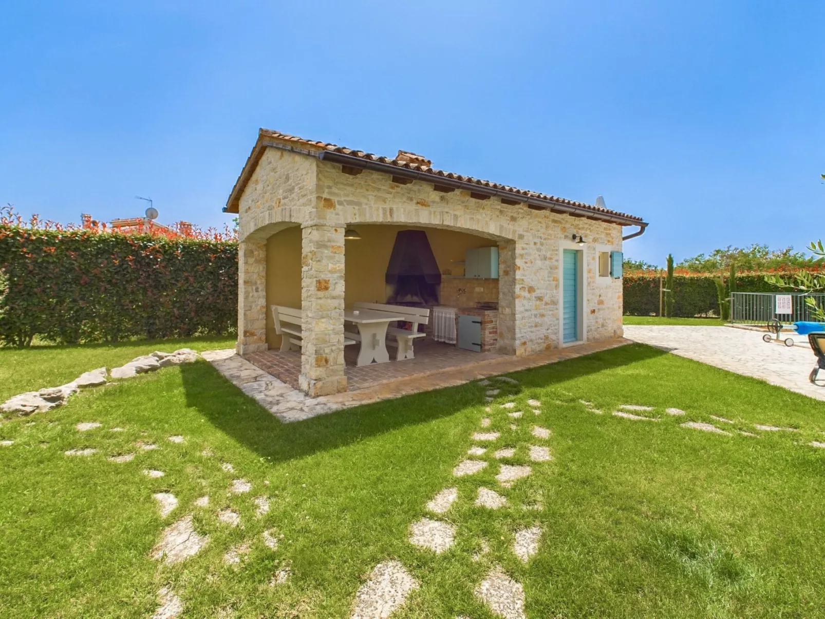 Luxuriöse Villa mit Schwimmbad und großem Garten-Dehors