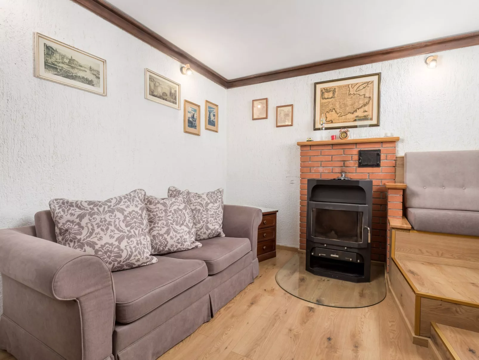 Mit großem Garten und Pool-Drinnen