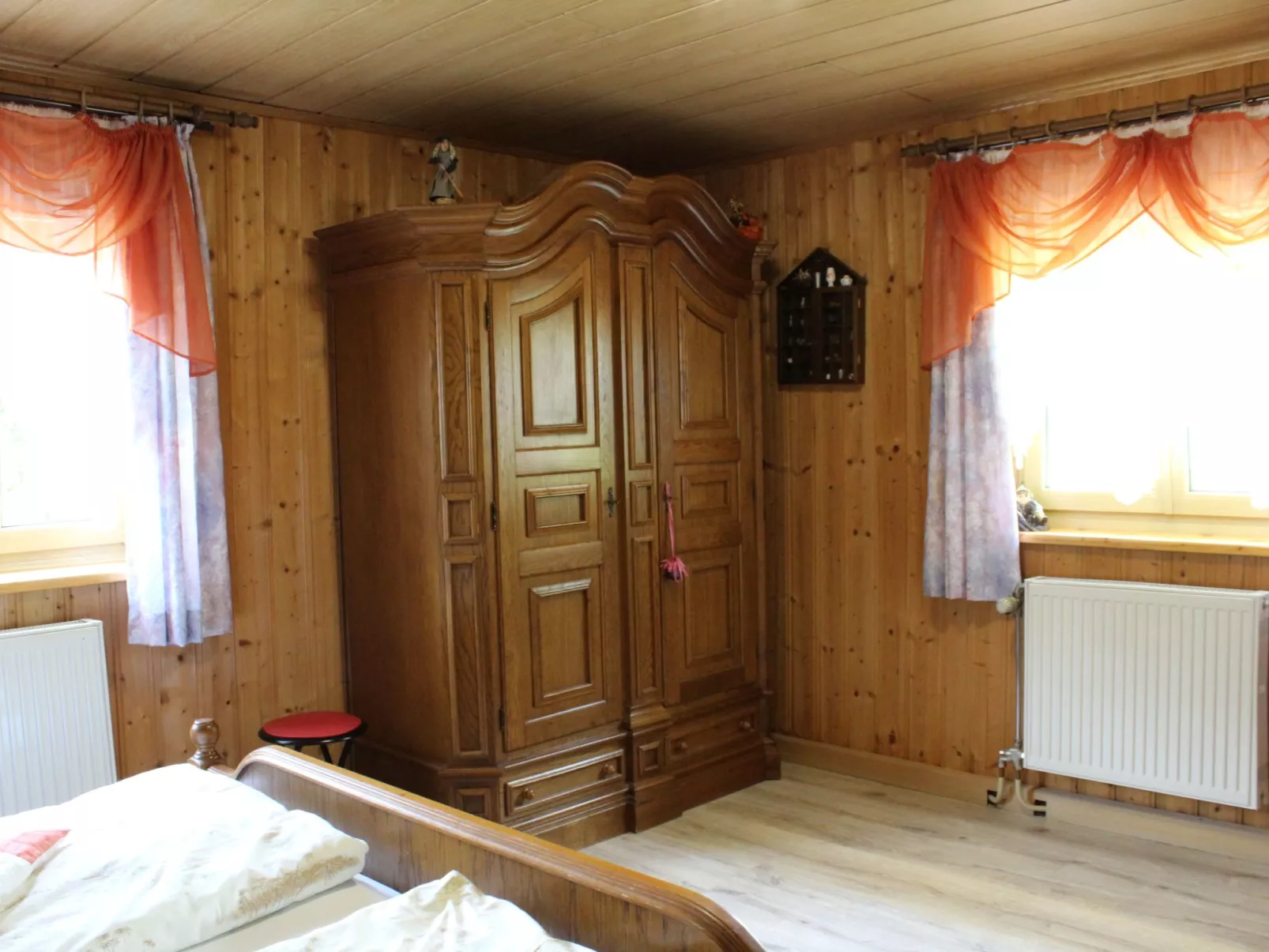 Mit Kaminofen, Fitnessraum und Sauna-Drinnen