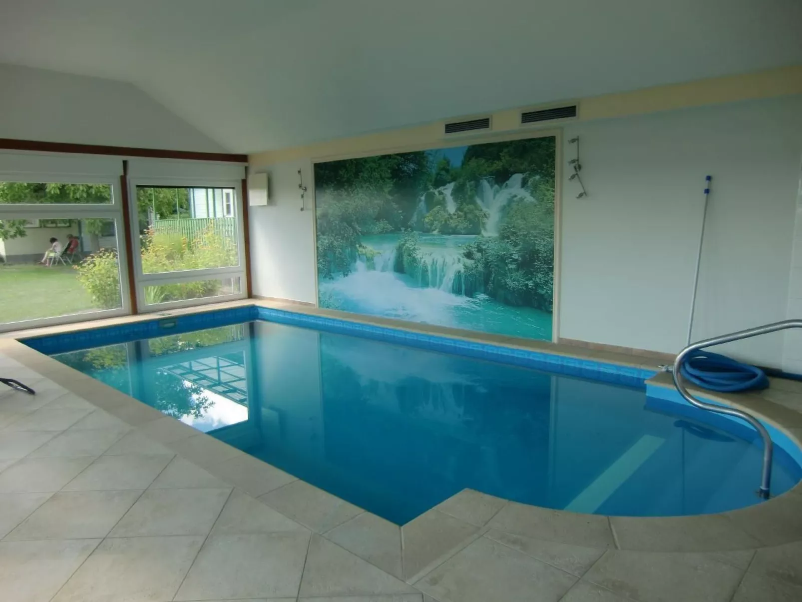 Nette Wohnung mit Garten, Grill und Pool-Drinnen