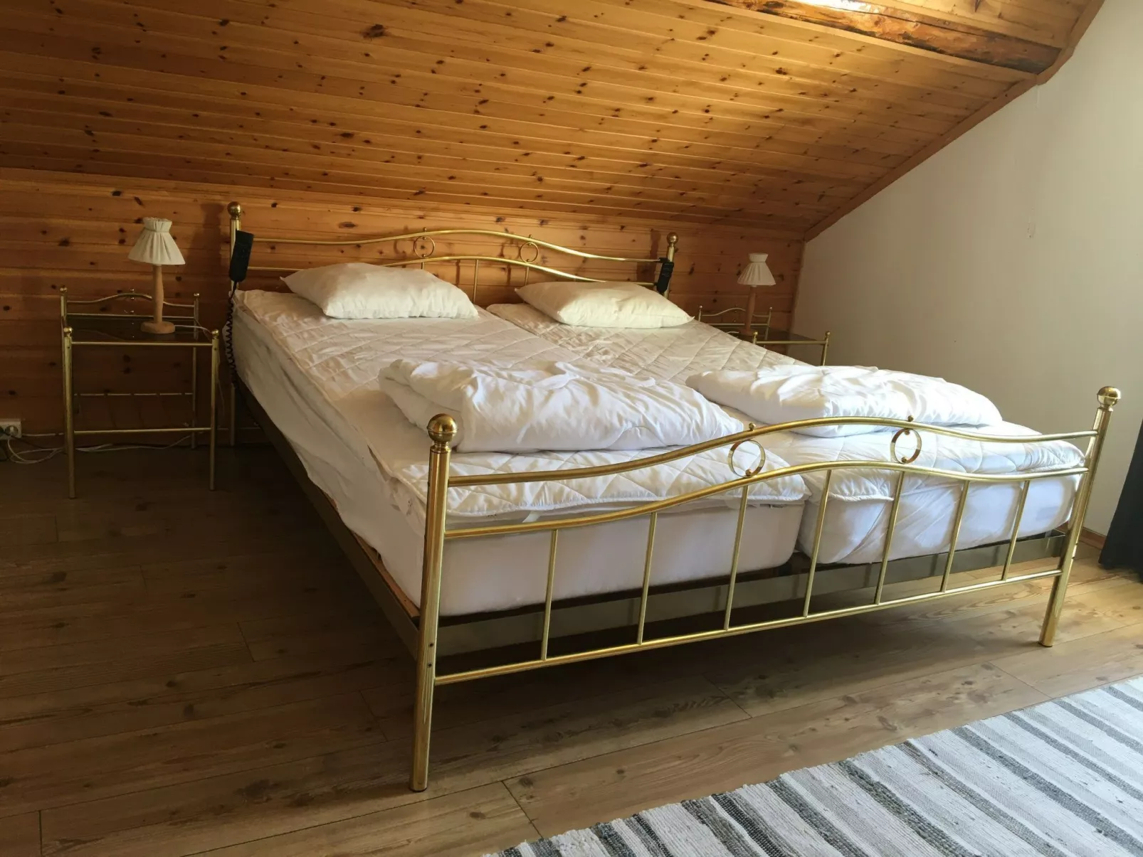 Charmantes Holzhaus mit eigenem Ruderboot-Drinnen