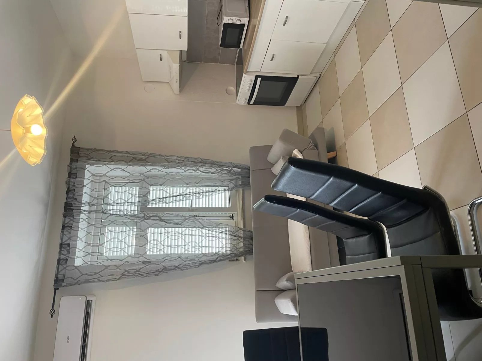 Mit Blick auf das Wasser-Drinnen