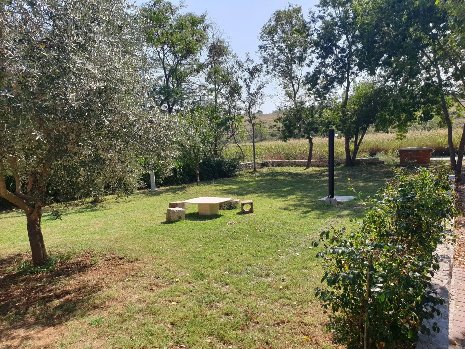 Am Fluss gelegenes Haus mit Galerieschlafplätzen-Dehors