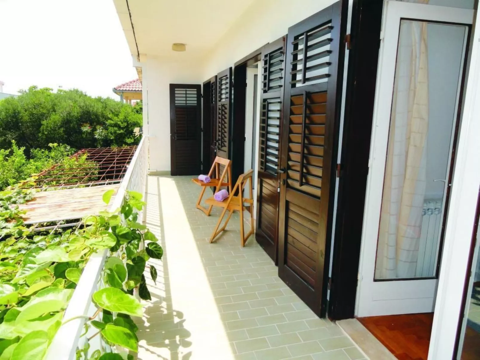 Karmen auf zwei Ebenen mit Garten-Outside