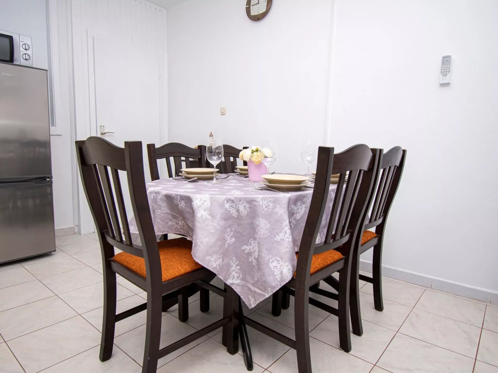 Ruhig und gemütlich 2BR Wohnung in der Nähe des Strandes-Drinnen