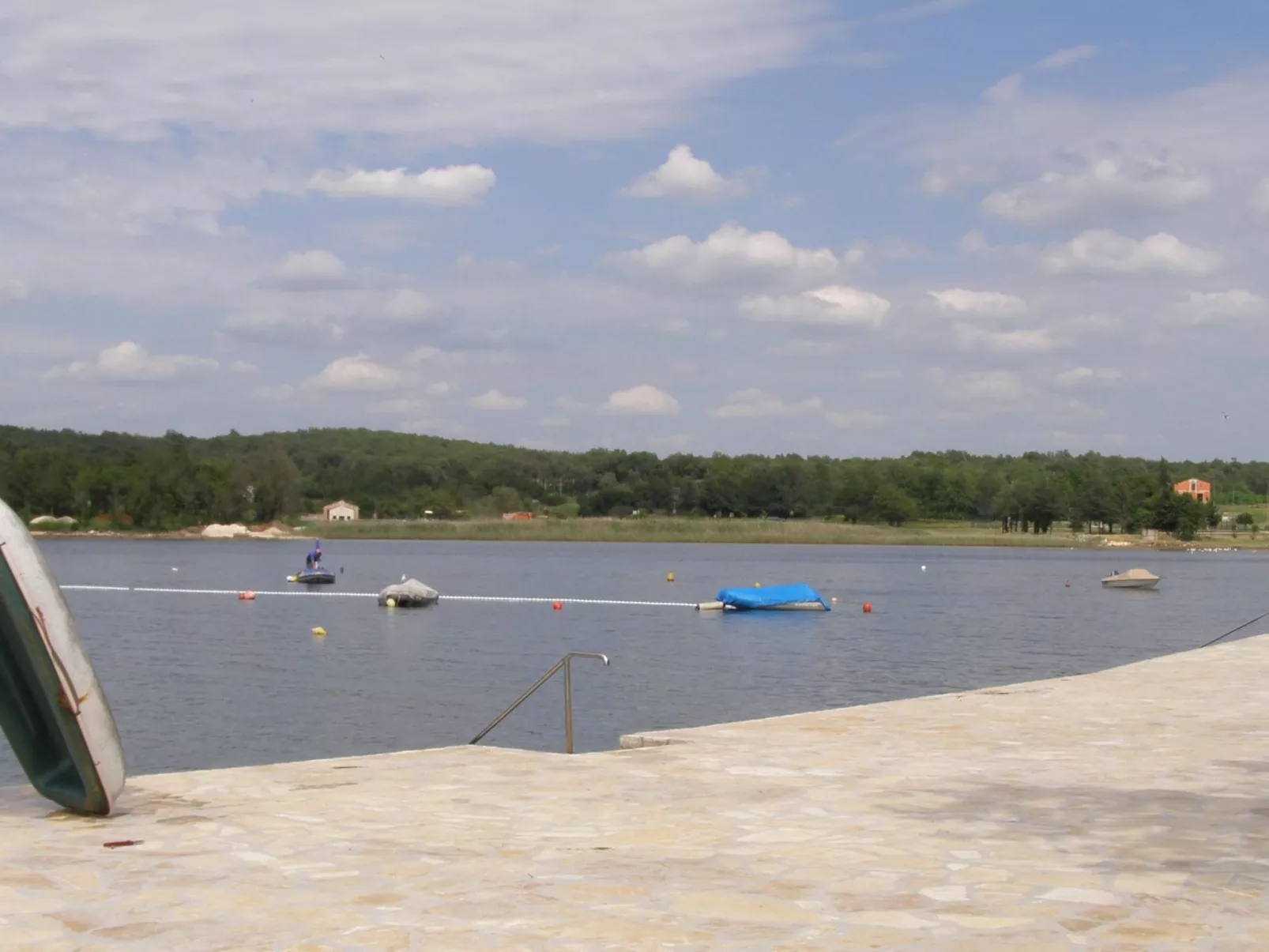 Freistehender Bungalow Perla mit Garten und Grill-Draußen