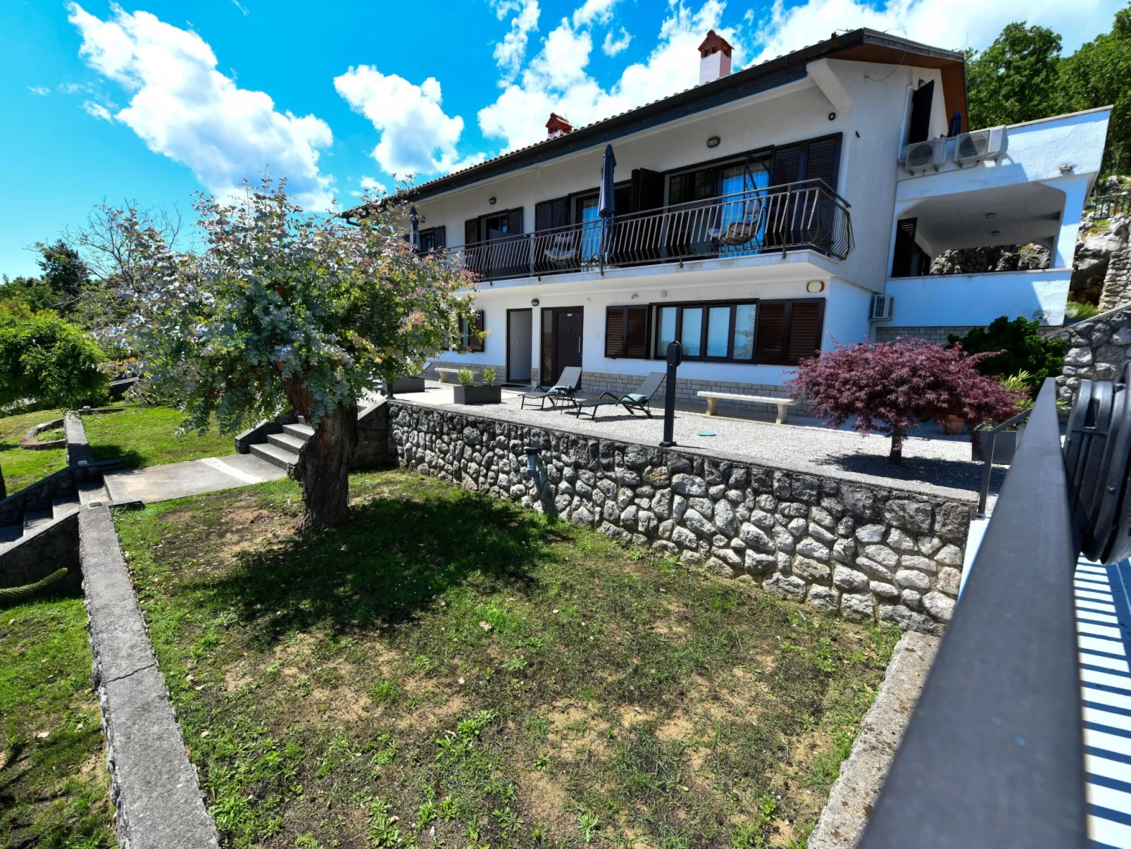 Ferienvilla mit Whirlpool-Draußen