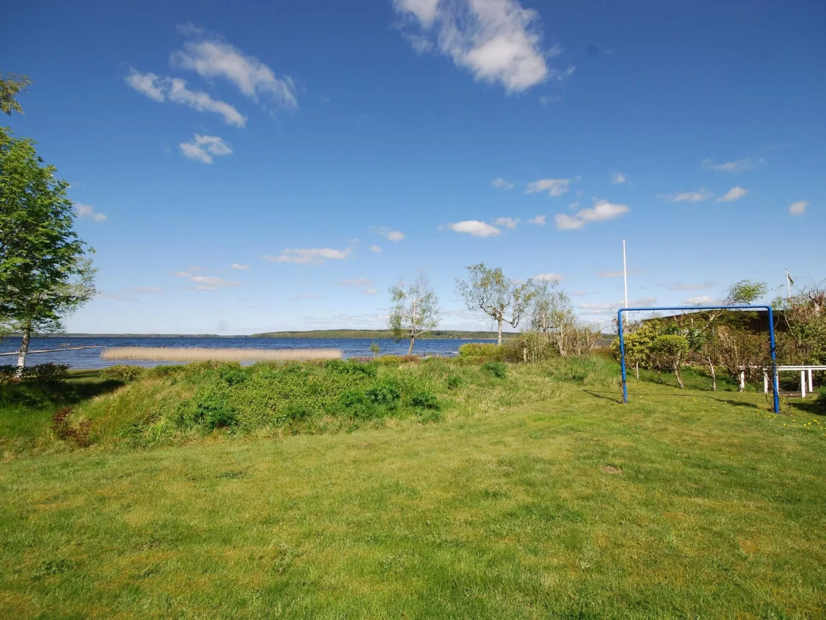 In Tibro mit Kleinem Garten-Draußen
