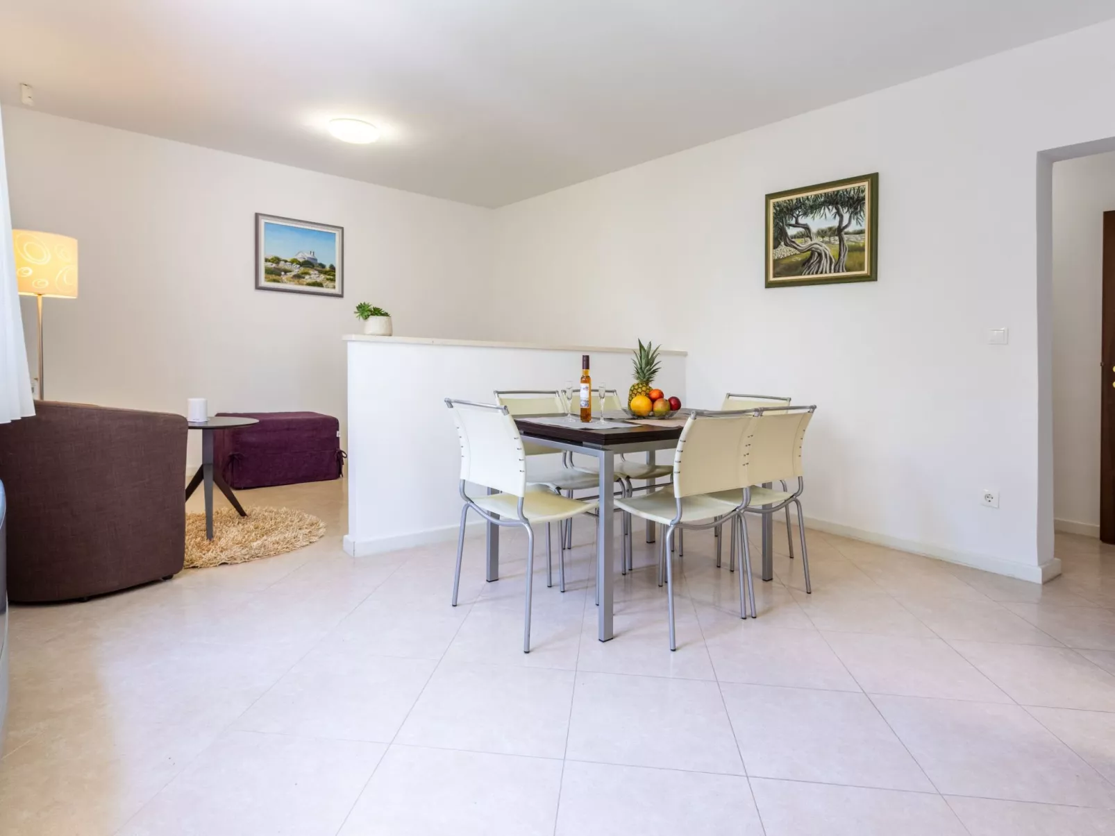 Geräumige Ferienwohnung mit privatem Sonnenbalkon-Dedans