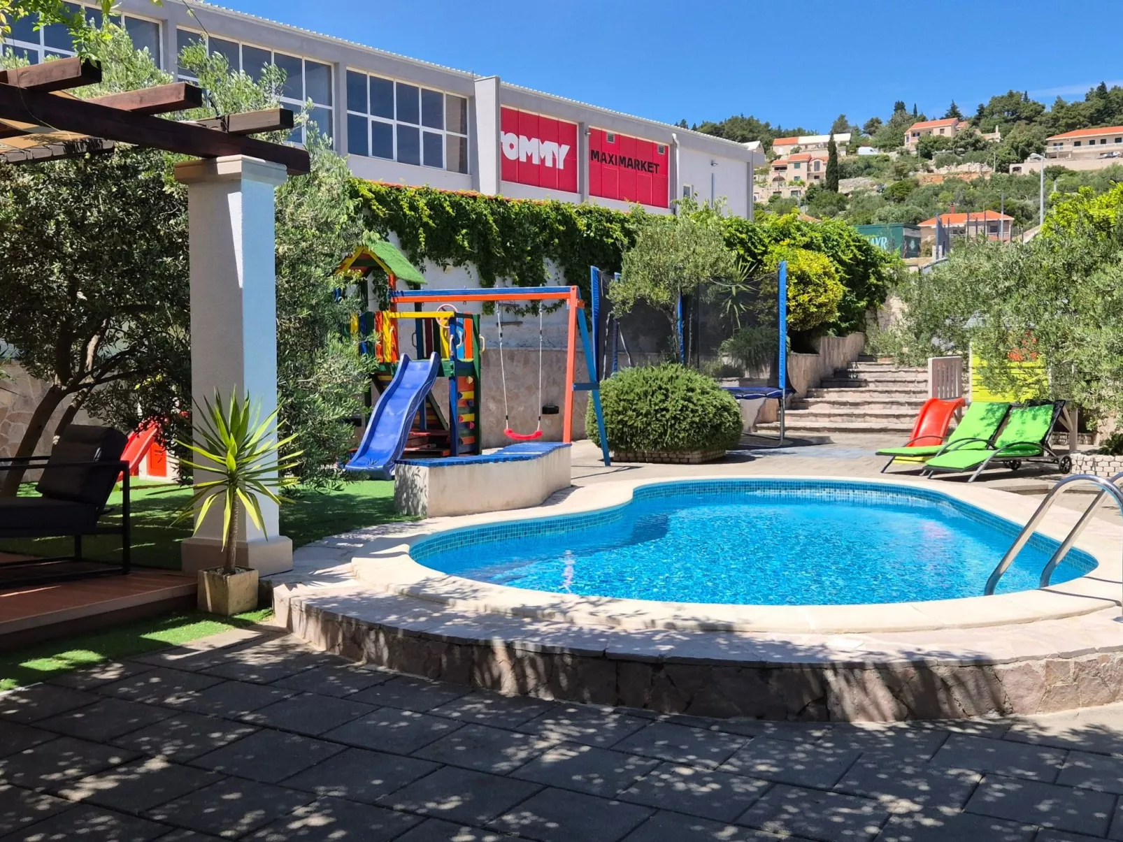 Komfortables Haus in Selca mit privatem Parkplatz-Draußen