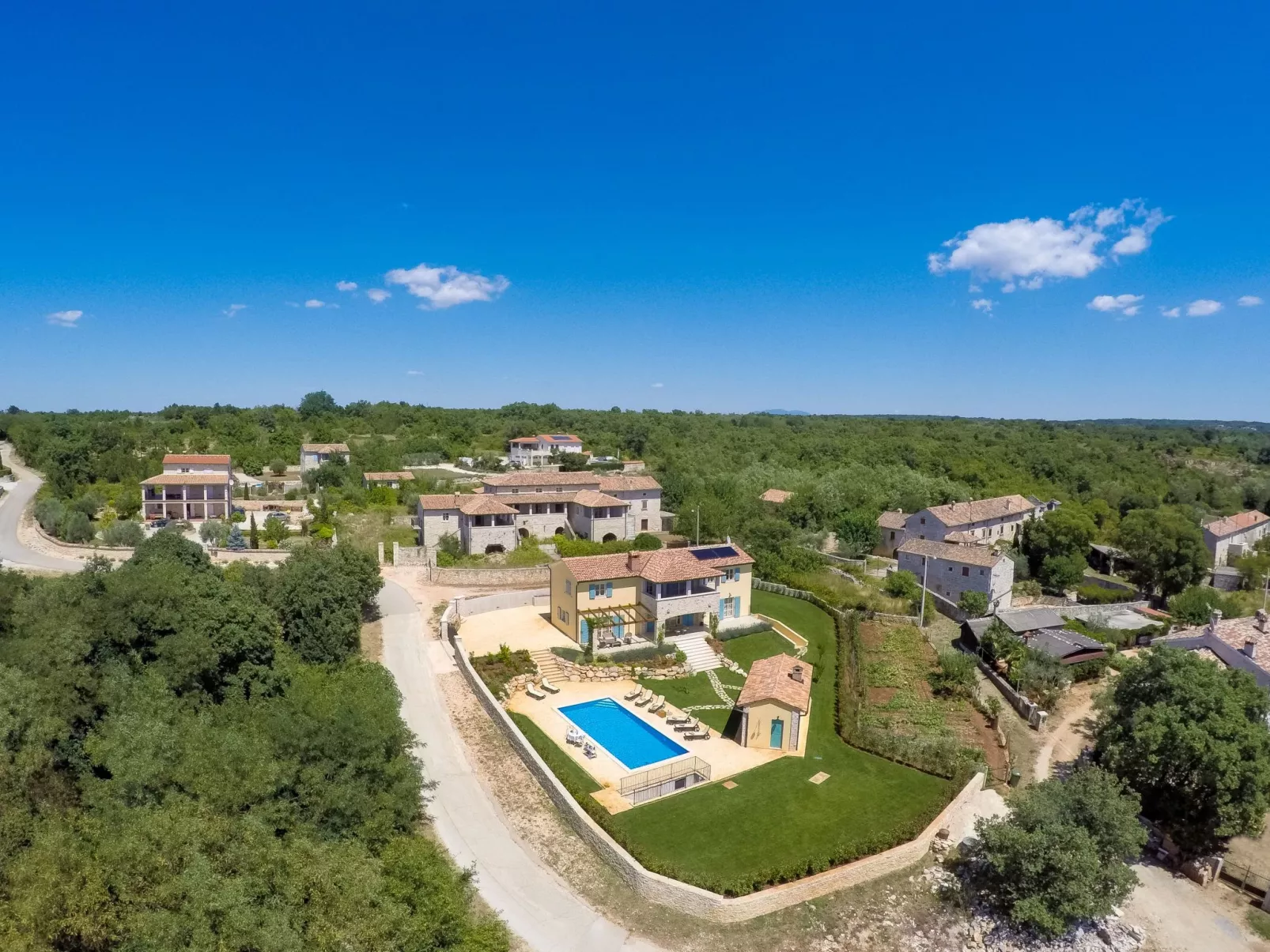 Villa mit Pool, Garten und Sommerküche-Outside