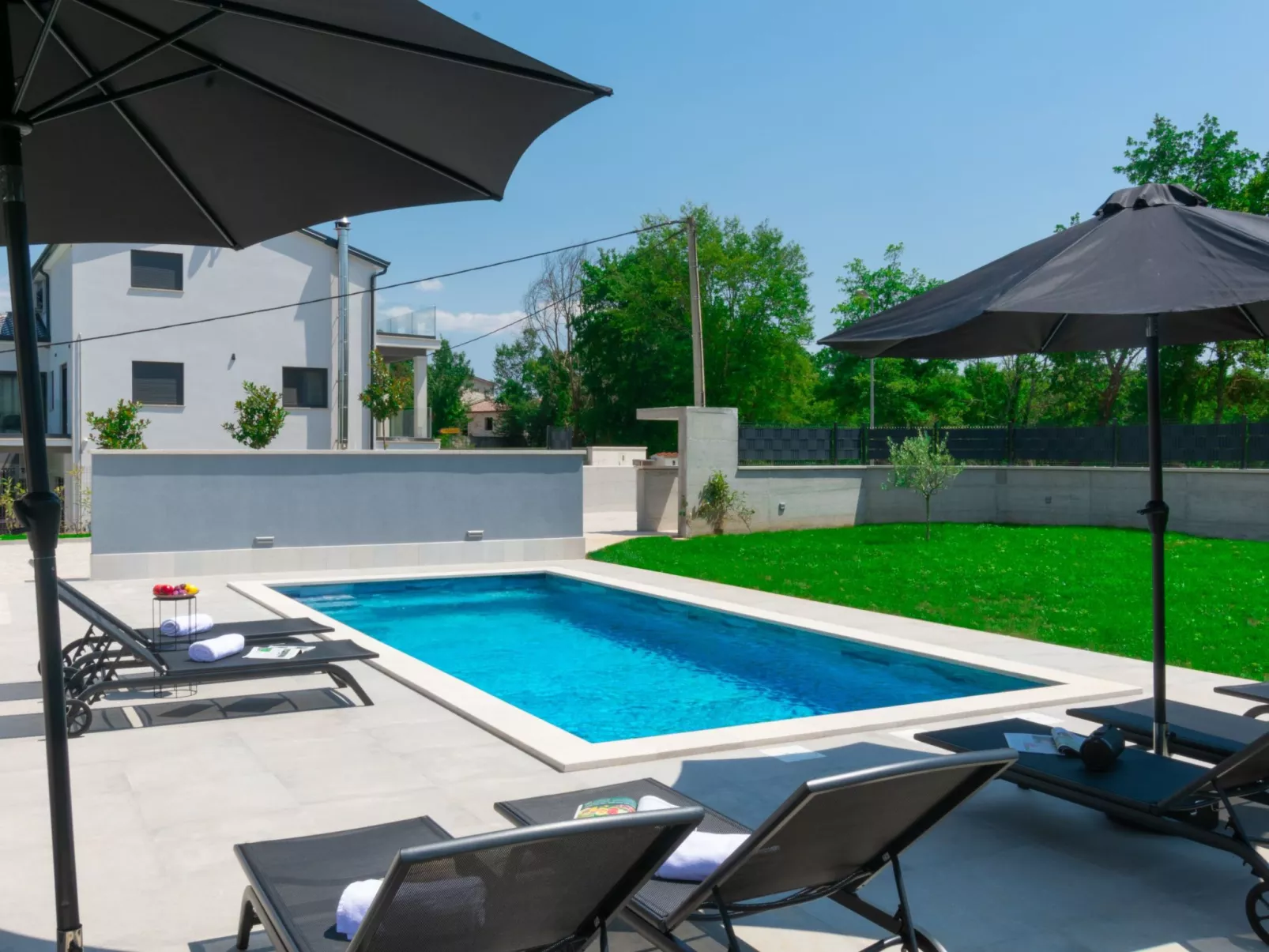 Modern 300m² Villa - King Beds and Leisure Zone-Outside