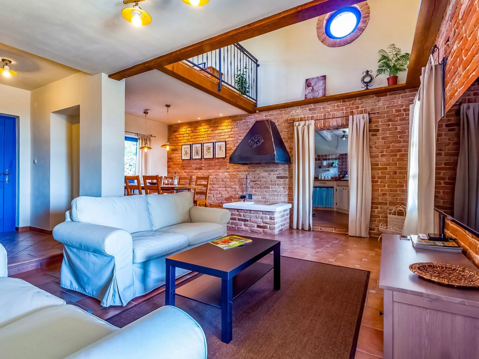 Ferienvilla mit Blick auf das Wasser-Dedans