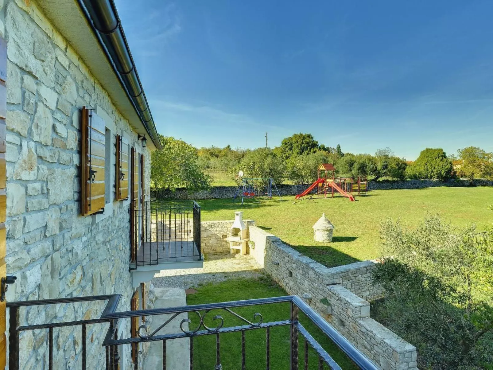 Appartement in Rakalj mit Großem Garten und Panoramablick-Dehors