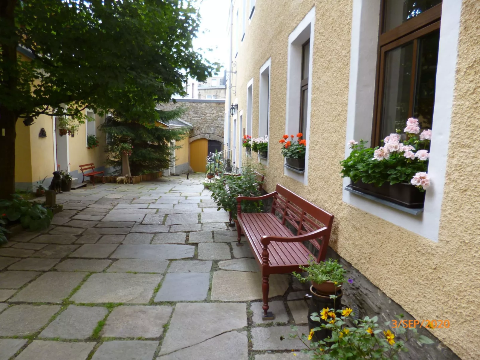 Im Vierseitenhof-Draußen