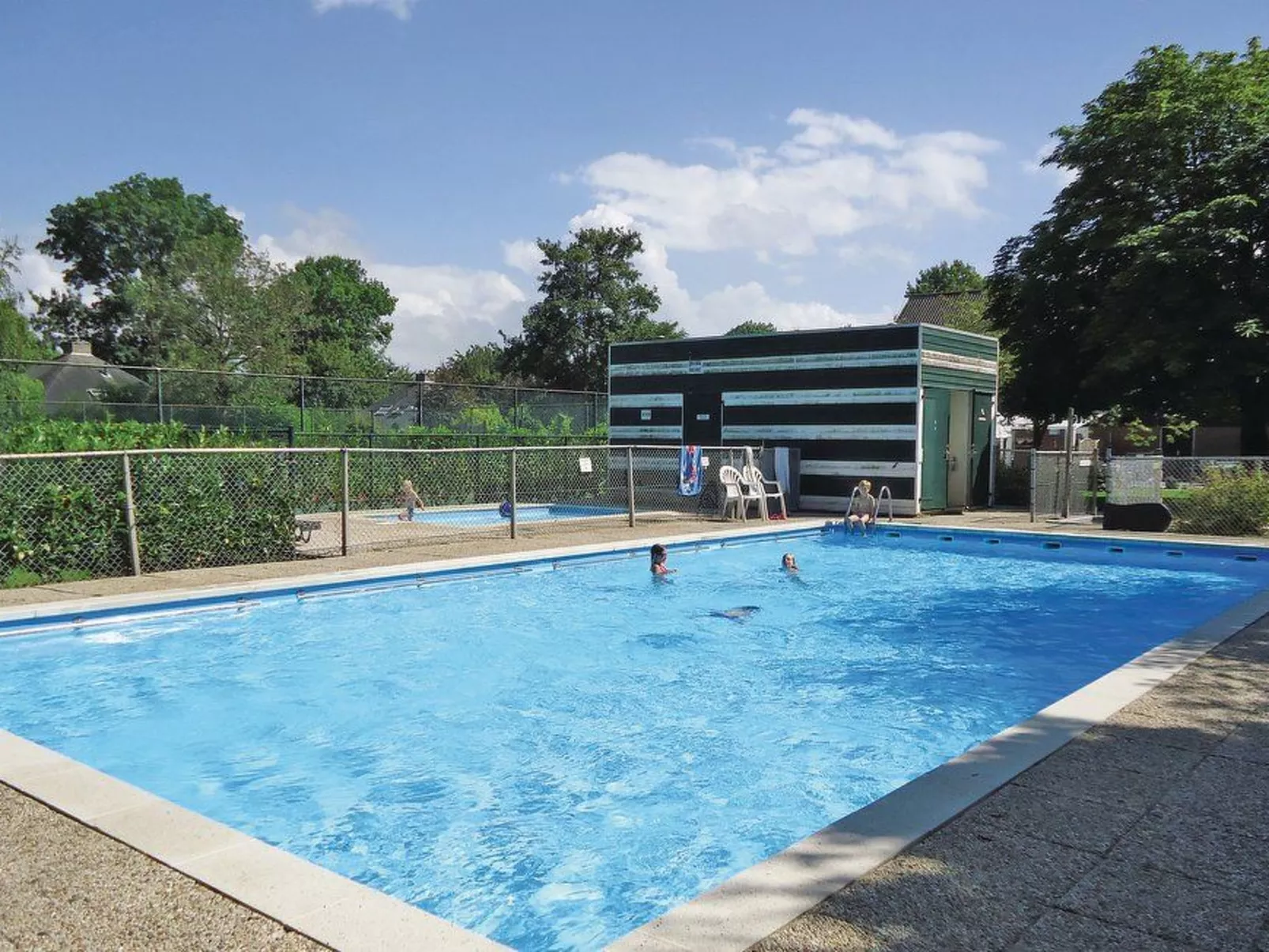 "Buurtweg213" mit Schwimmbad-Draußen