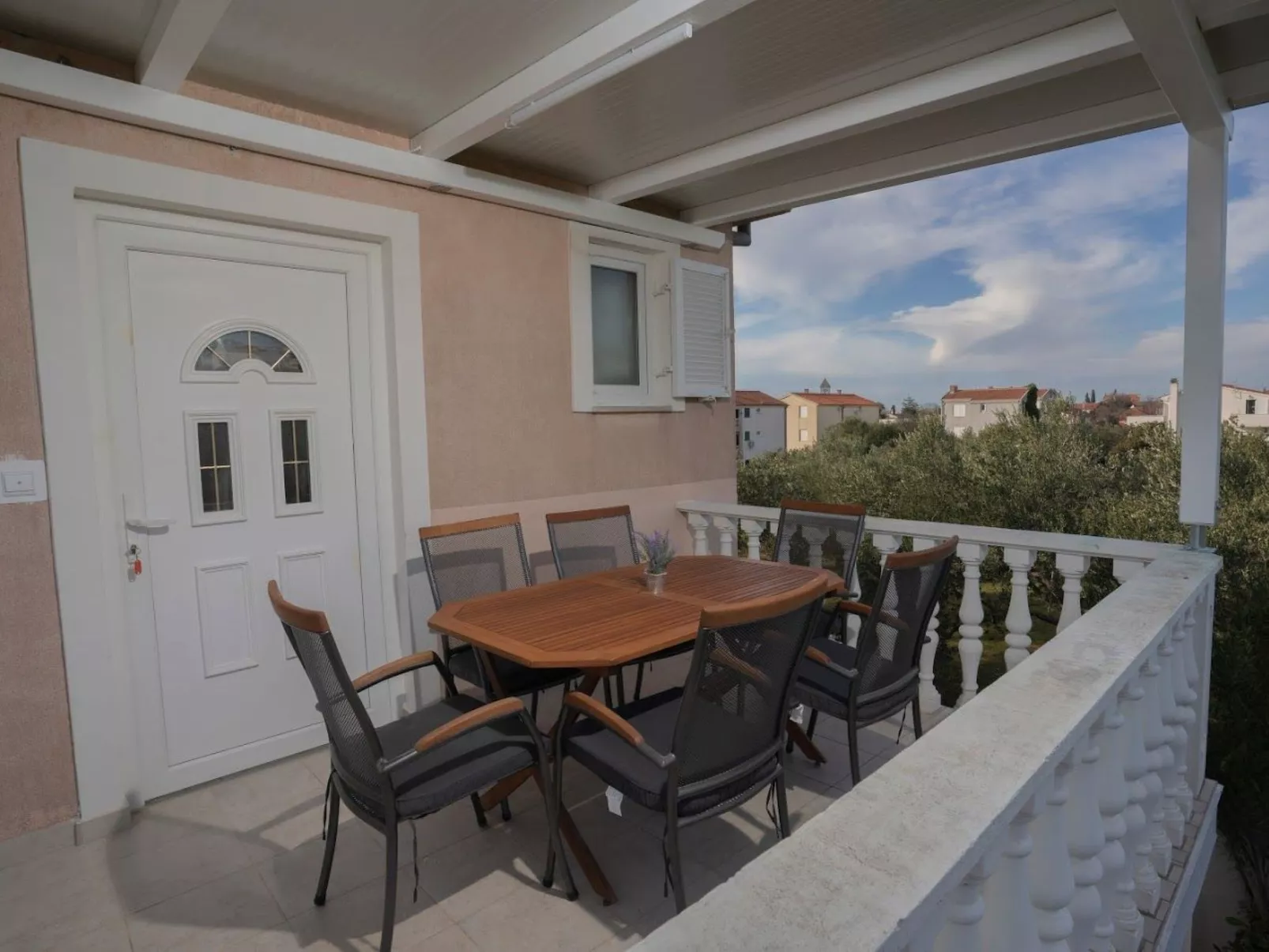 Angenehmes Apartment in Sveti Filip I Jakov mit privatem Parkplatz-Dehors