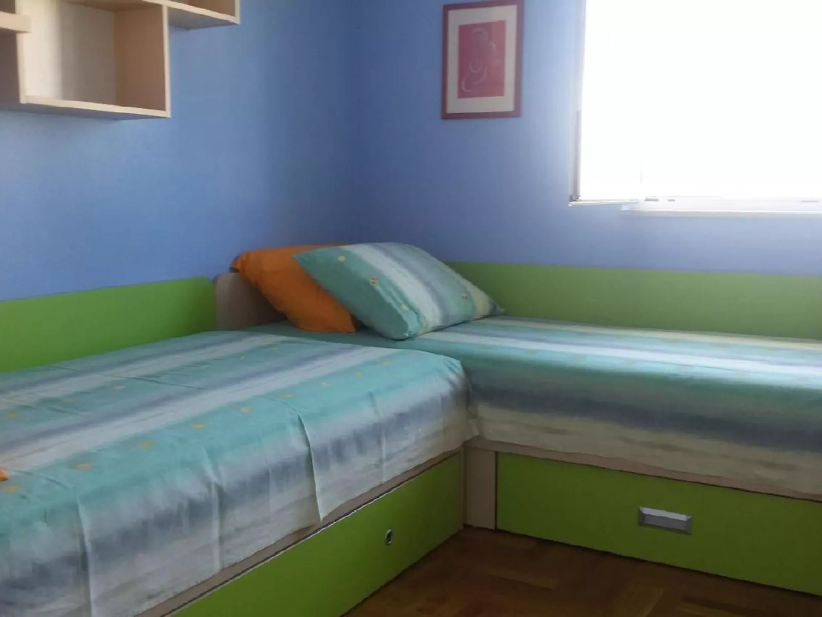 Mit Privatparkplatz-Drinnen