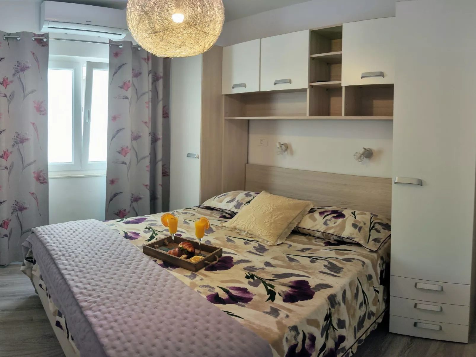 Mit Blick auf das Wasser-Drinnen