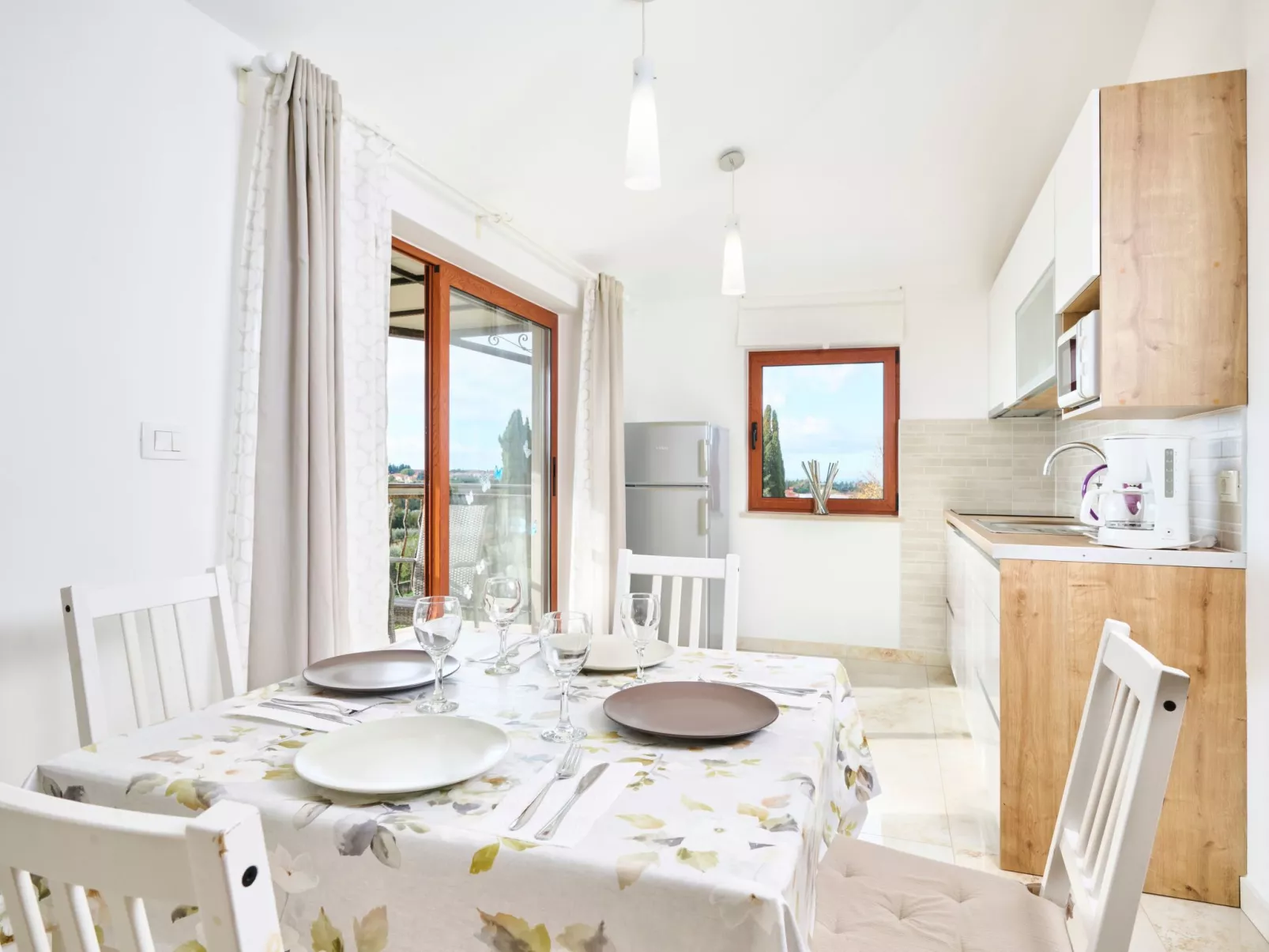 App für bis zu 6 Personen.-Drinnen