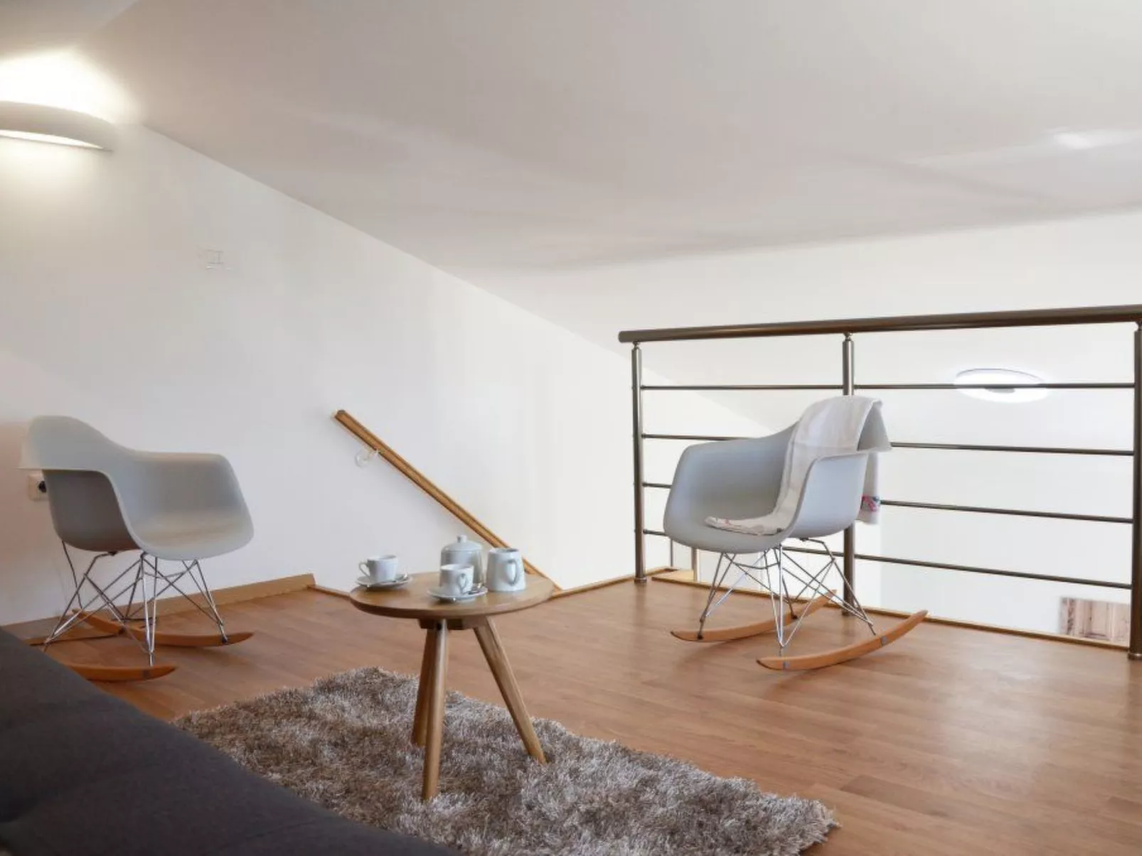 Mit Blick auf das Wasser-Dedans