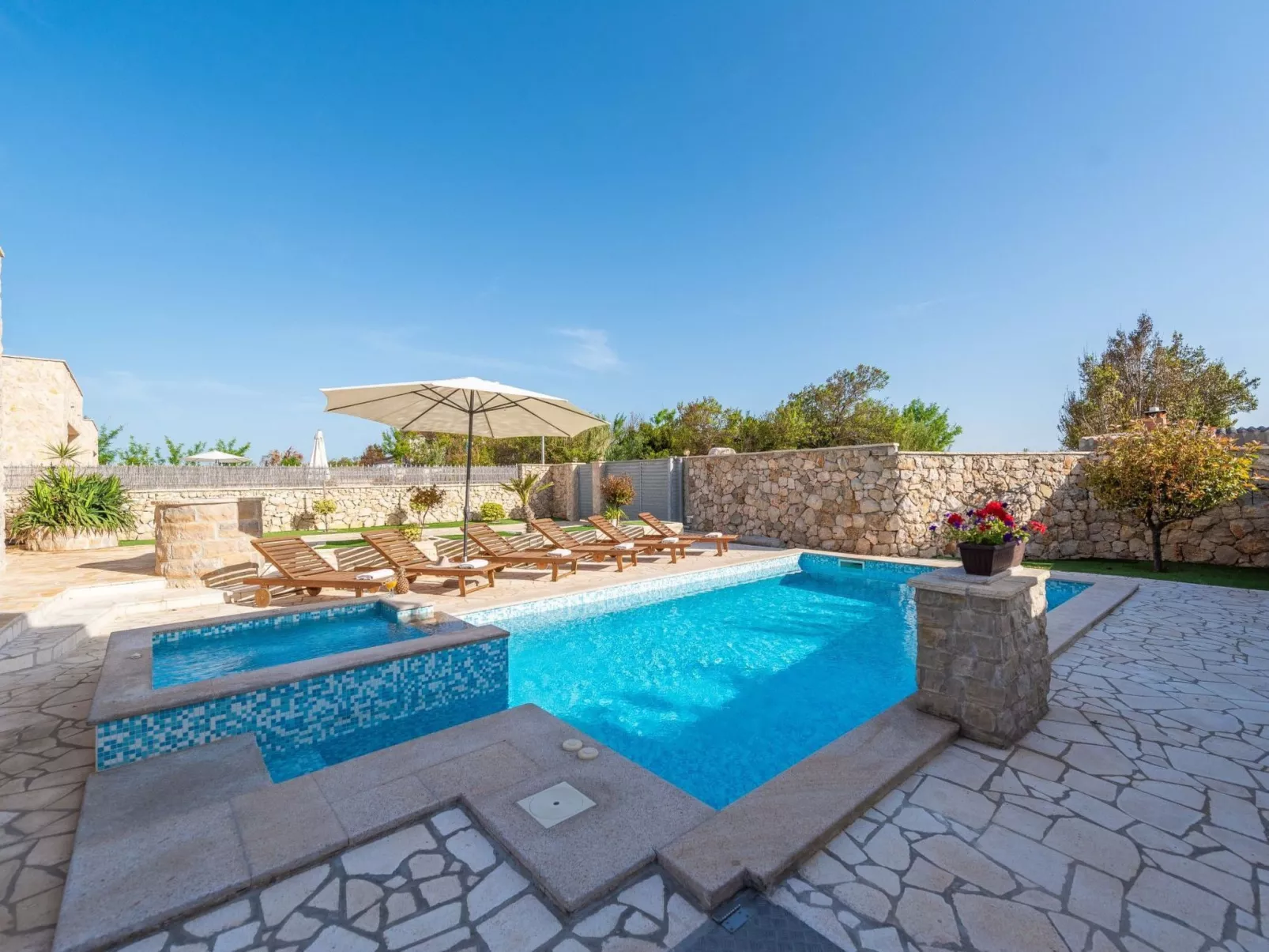 Villa Kirsten mit beheiztem Pool - von TA Leut Agency-Draußen