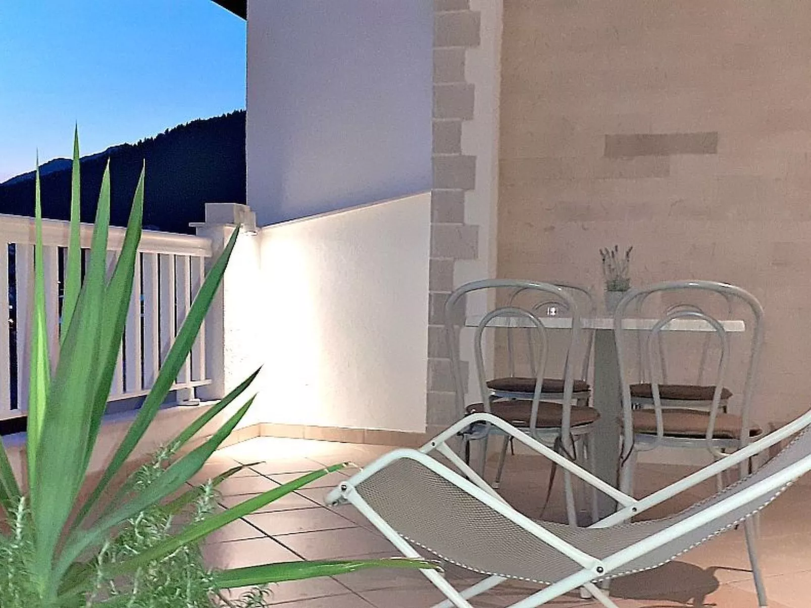 Mit Blick auf das Wasser-Outside