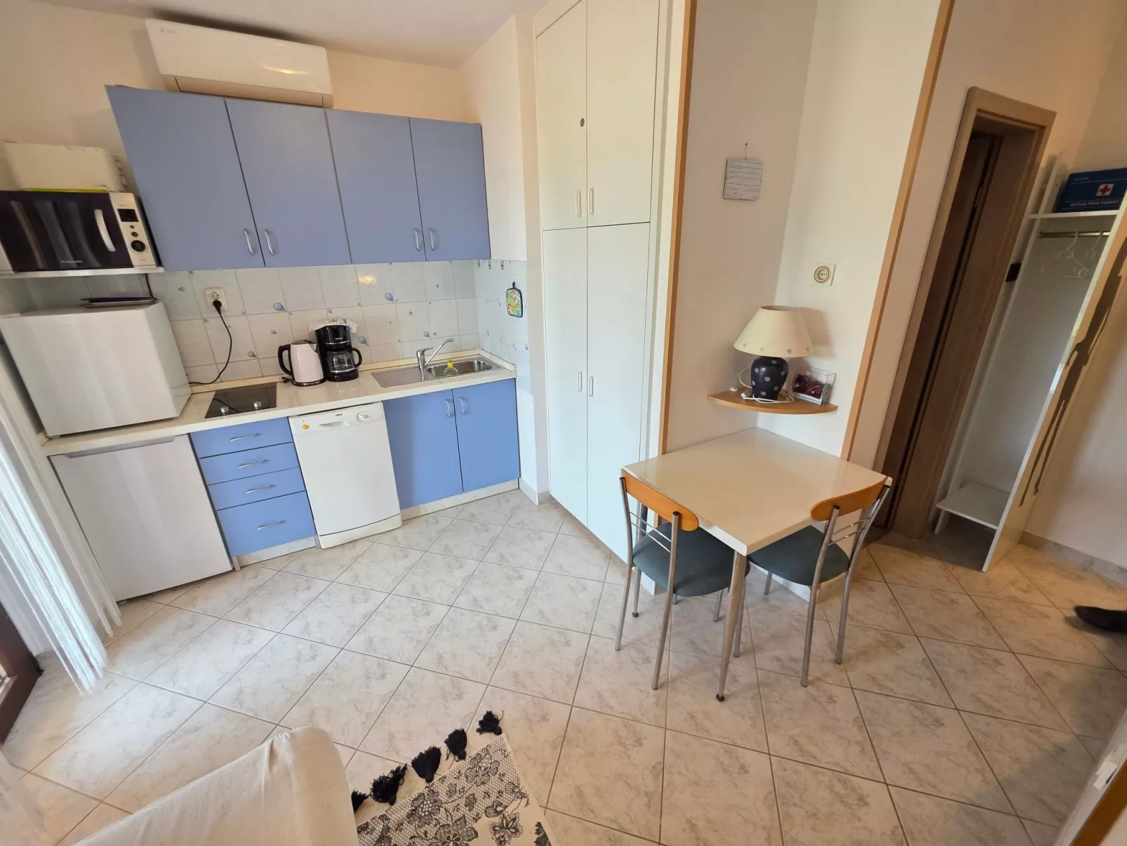 Appartement mit Balkon - gemeinsamer Pool und Terrasse-Drinnen