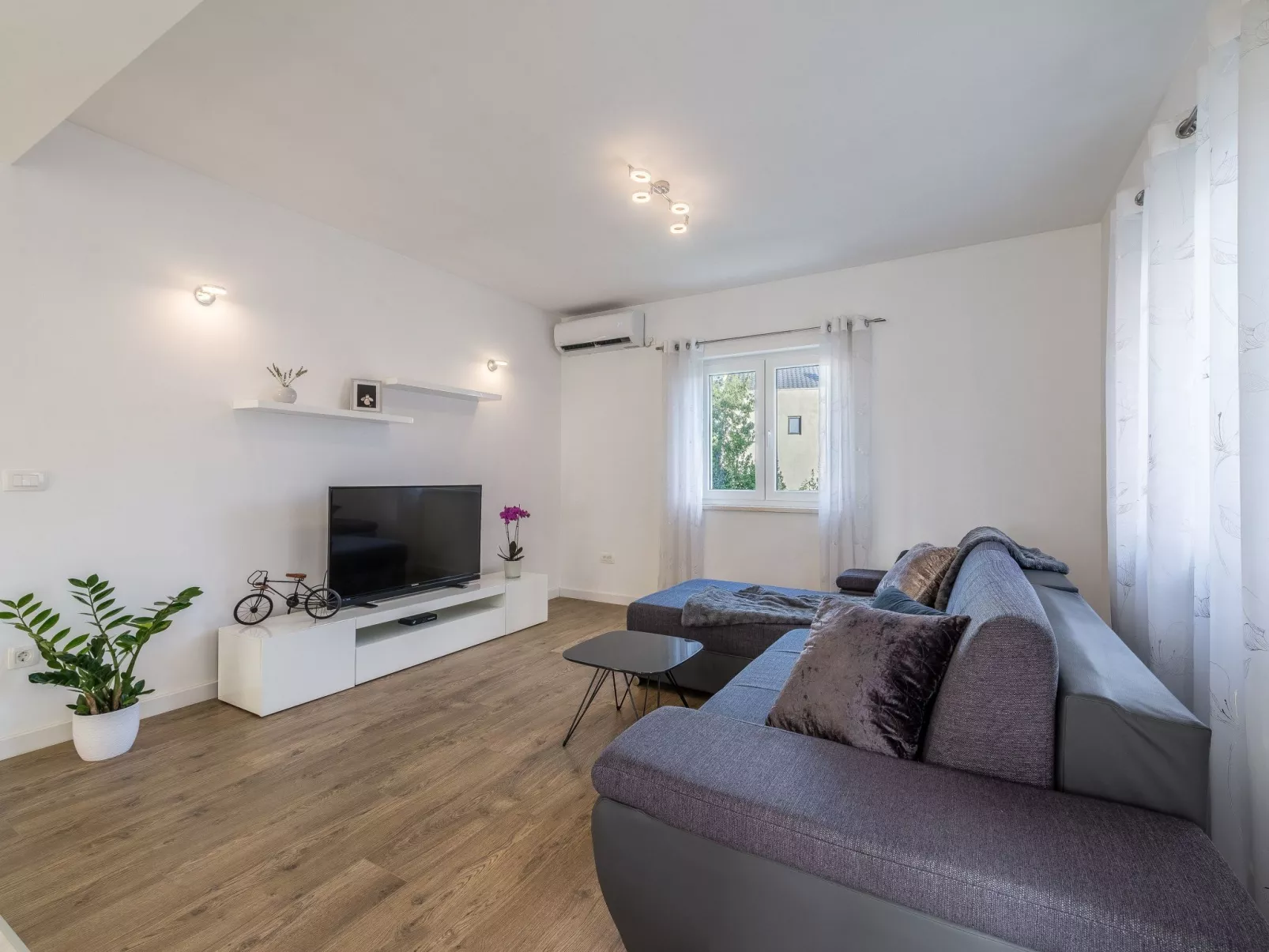 "Bajlo" direkt am Strand-Drinnen