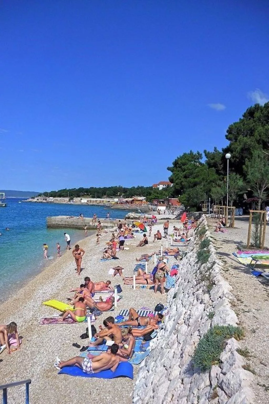 "Ana" mit Blick auf das Wasser-Draußen