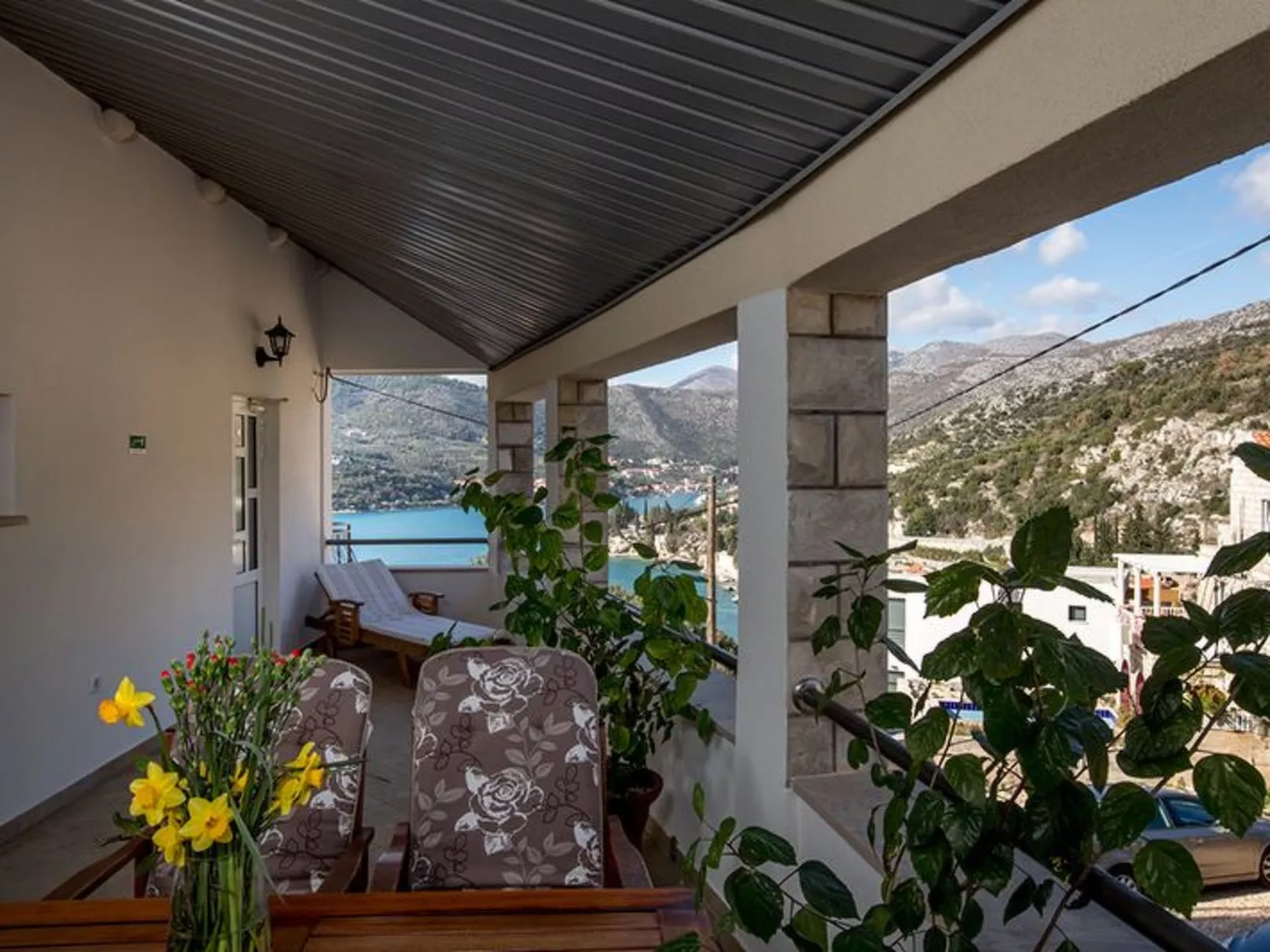 Mélanie B im ersten Stock einer Villa am Strand - Inside