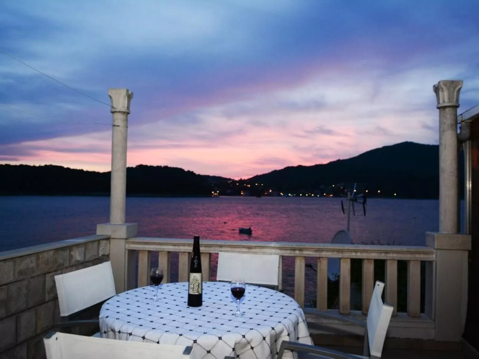 Großes Ferienhaus mit Terrasse und Garten-Outside