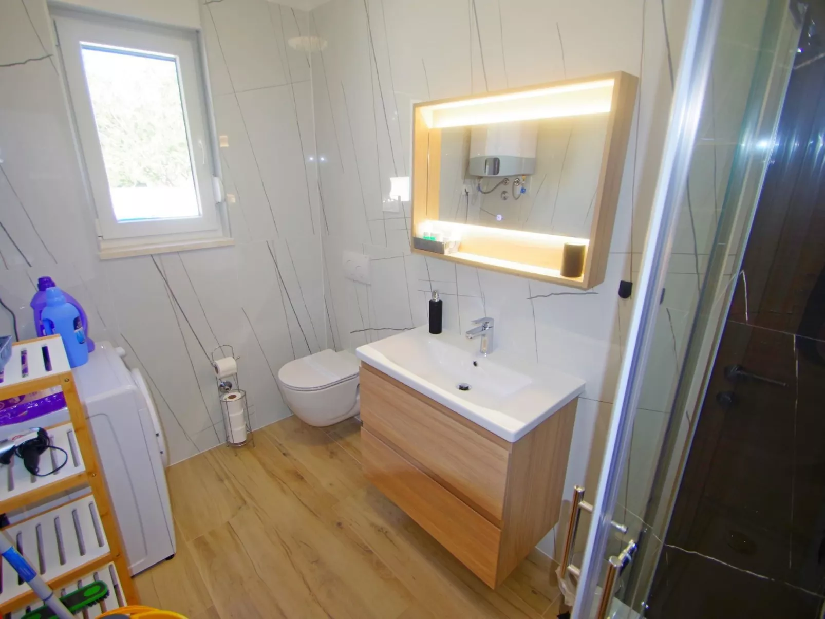 Ferienhaus, privater Pool, Dorf Šišan-Inside