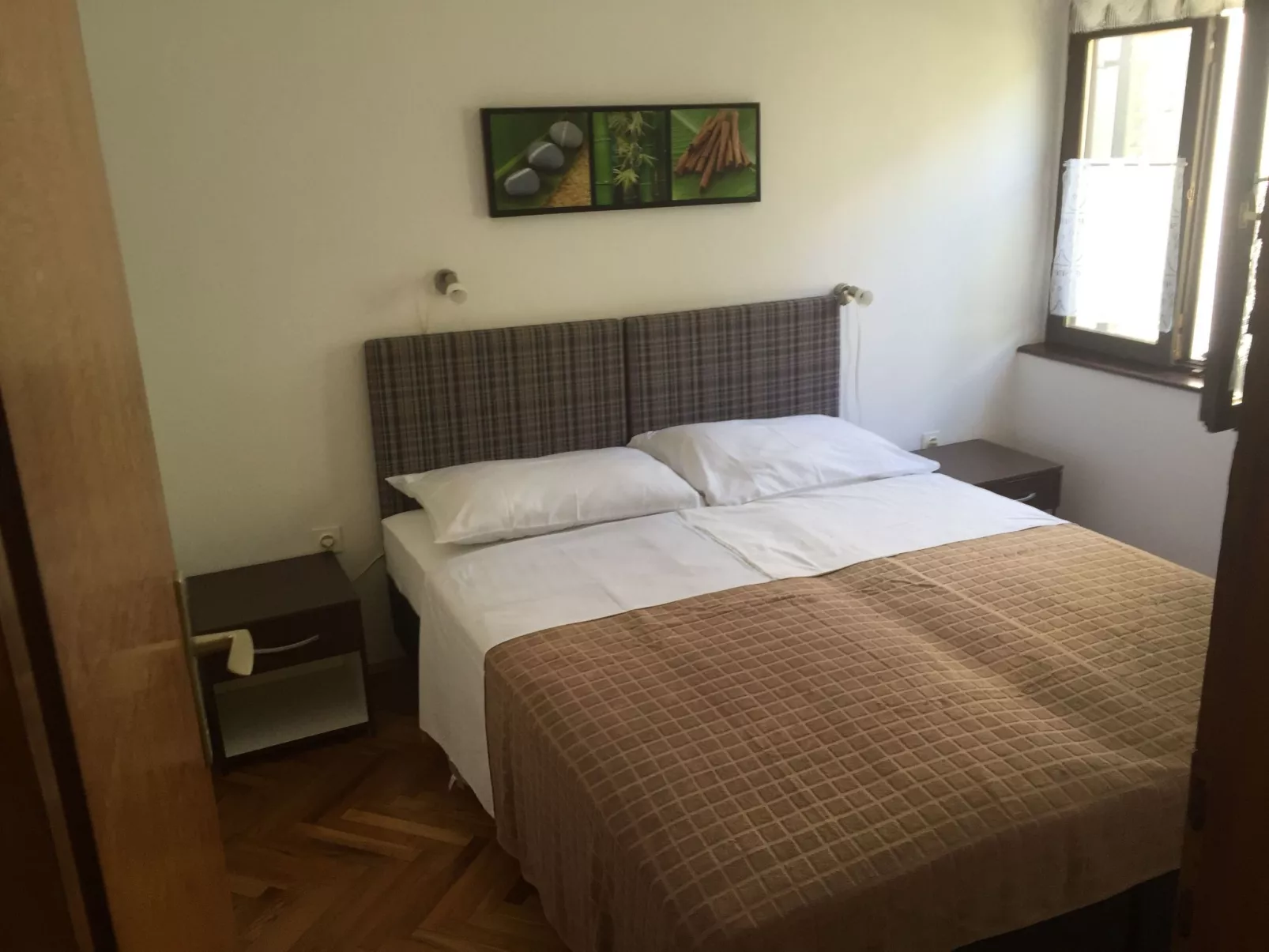 Mit einer überdachten Terrasse-Drinnen