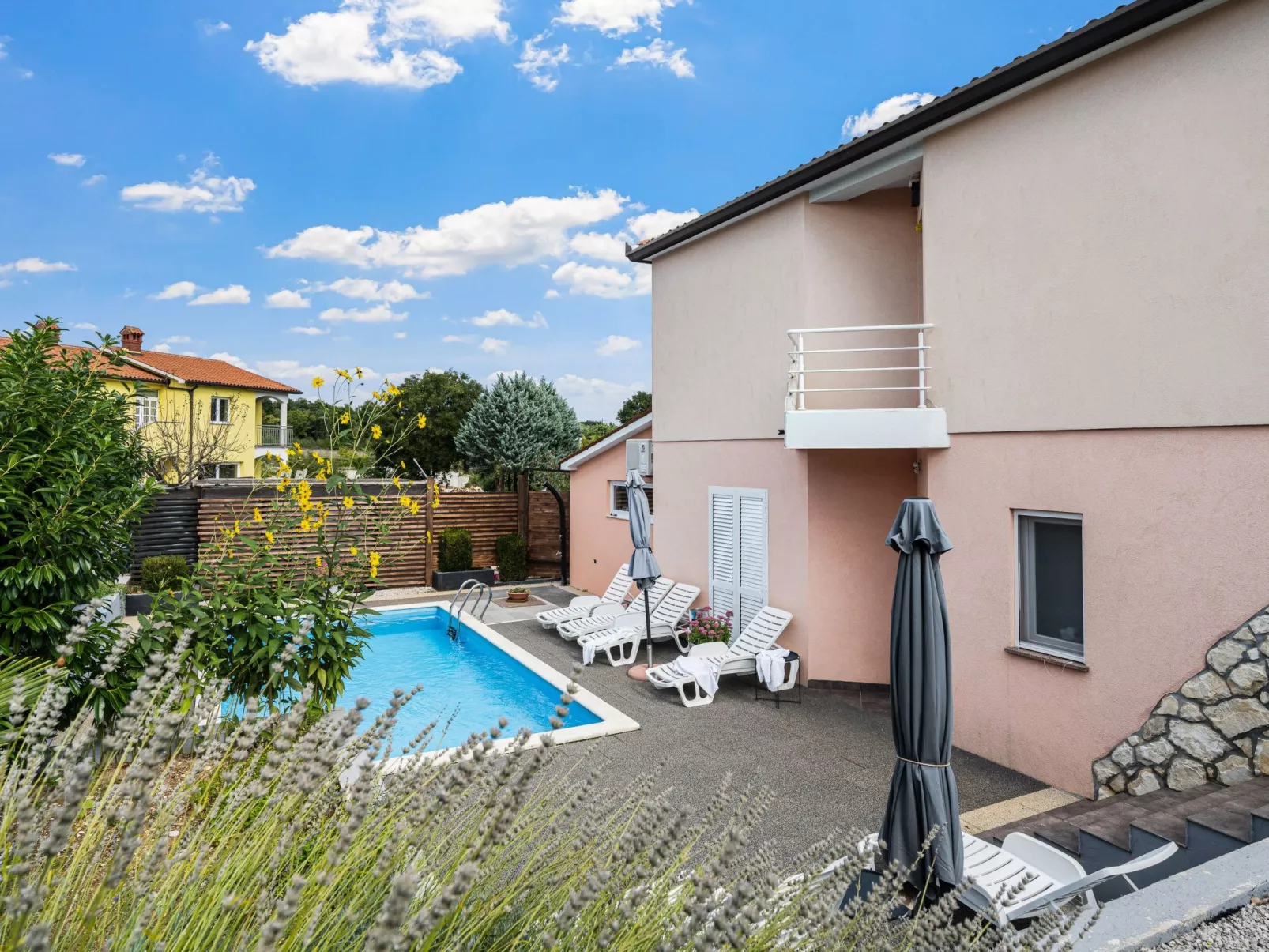 Mit Blick auf das Wasser-Draußen