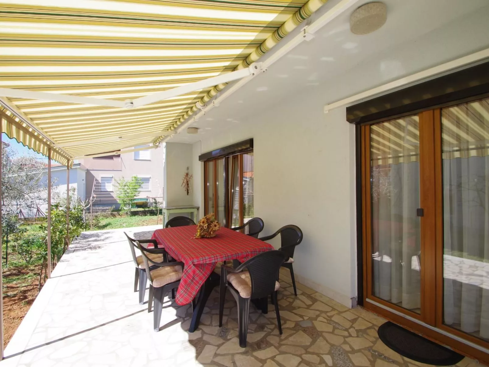 Geräumige Wohnung mit schöner Terrasse und Garten-Outside