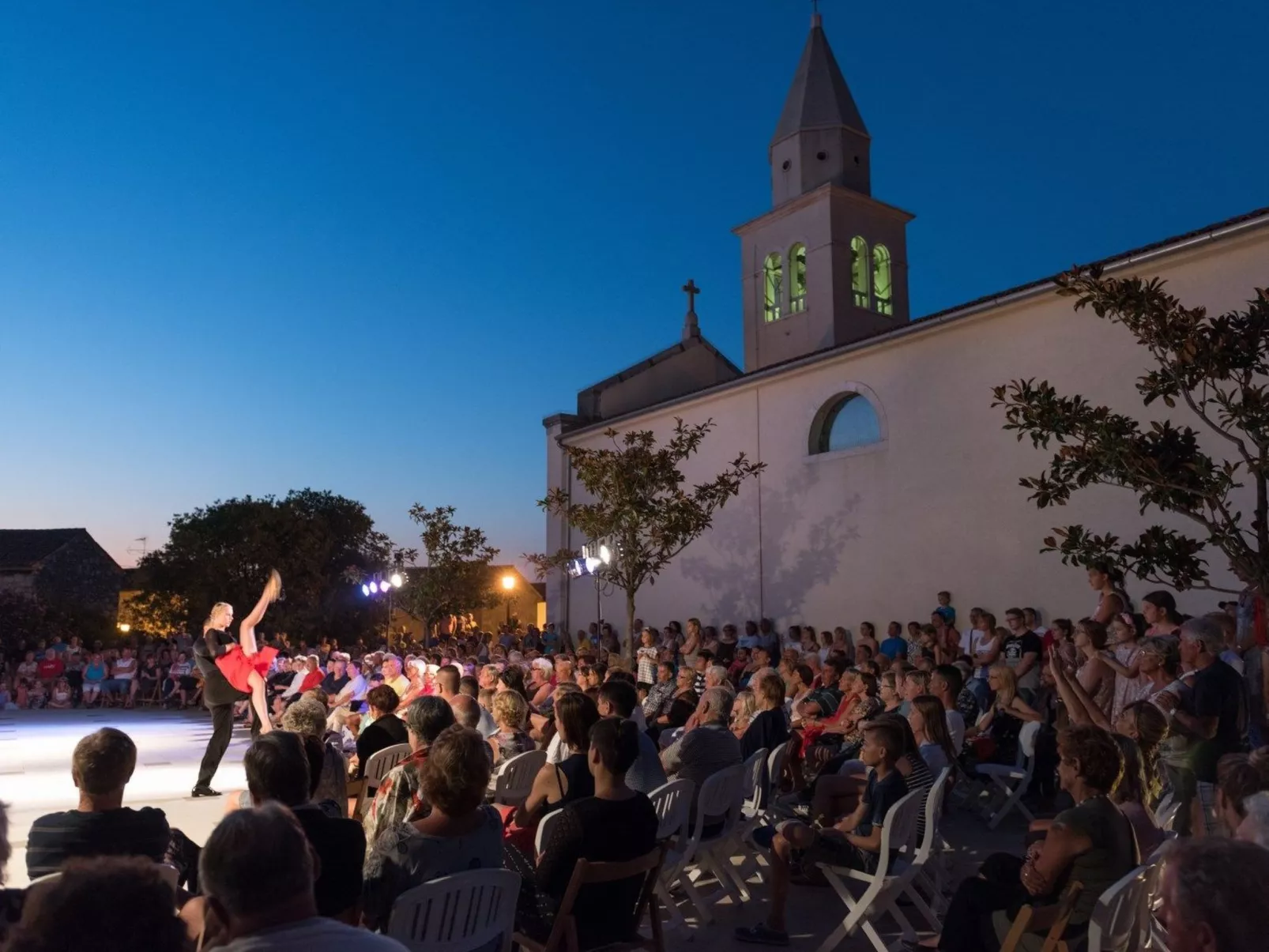 Villa Linet 6.-Draußen