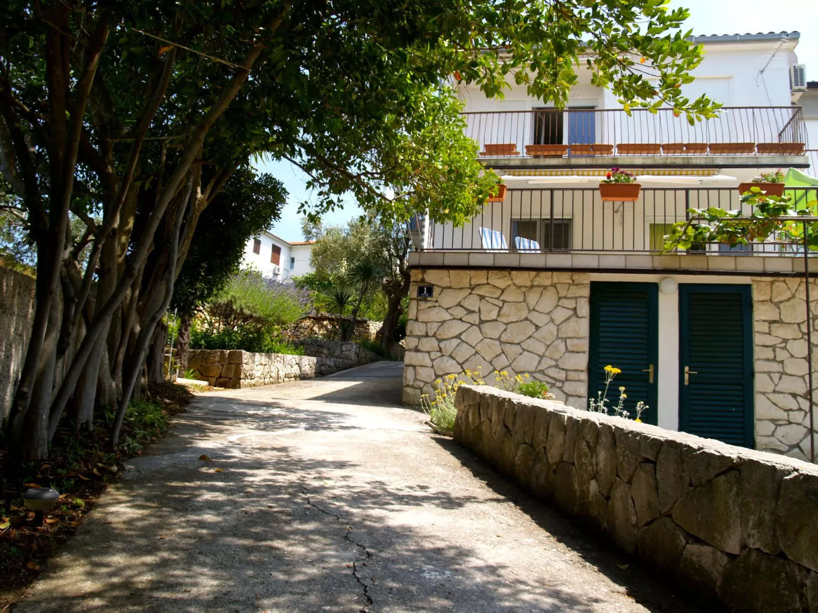 Strandnahe Ferienwohnung mit großer Terrasse-Draußen
