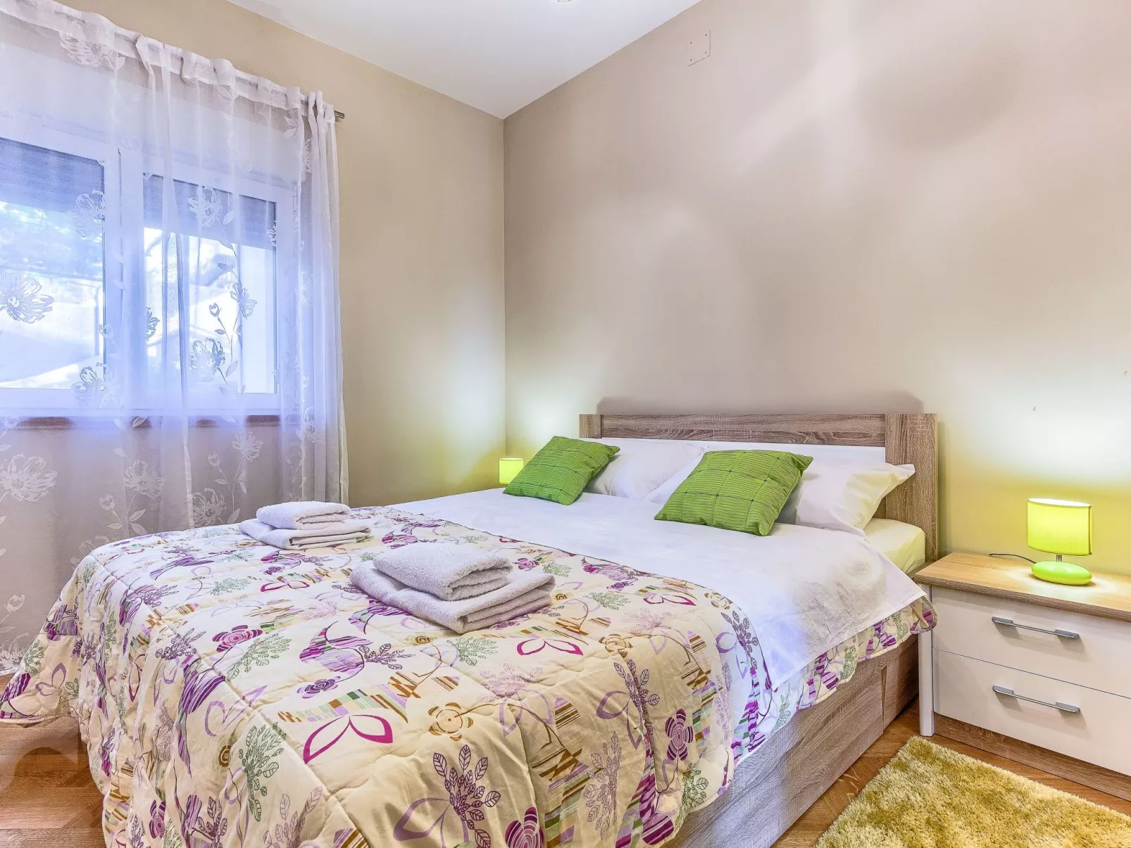 "Villa Rock" mit Blick auf das Wasser-Drinnen