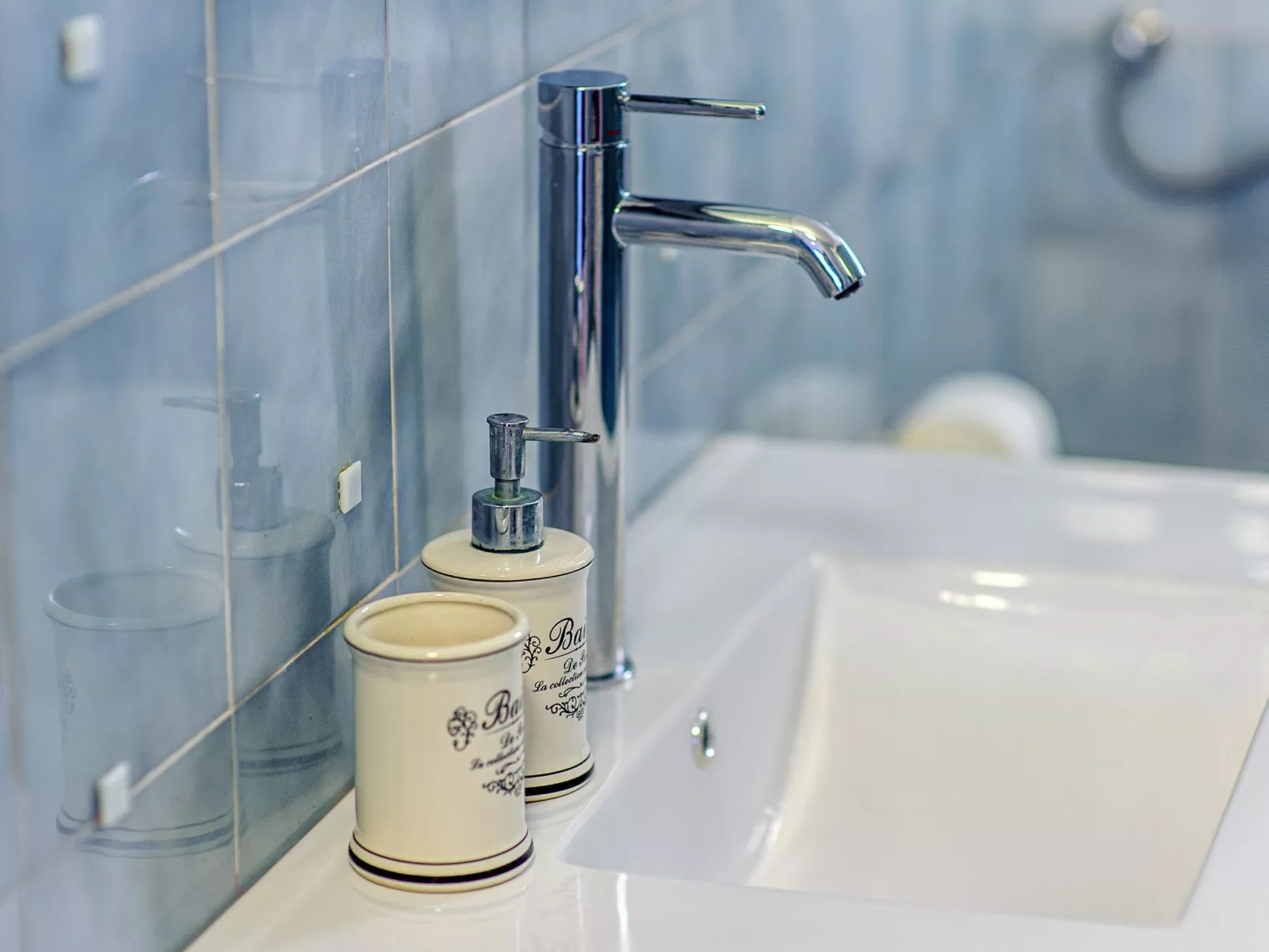 Wohnung mit Blick auf das Wasser-Drinnen