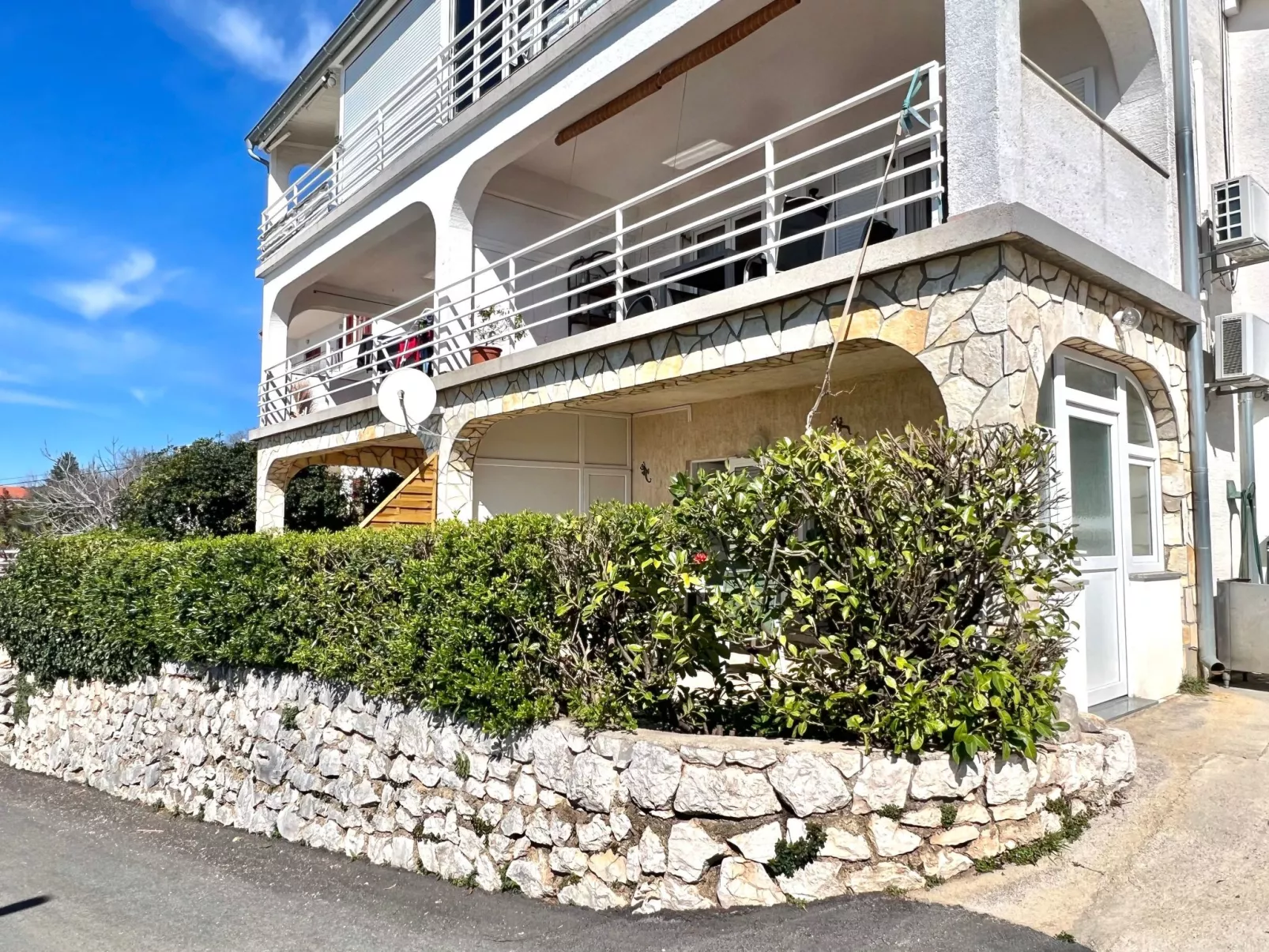 In Dramalj mit Terrasse und Garten und Meerblick-Dehors