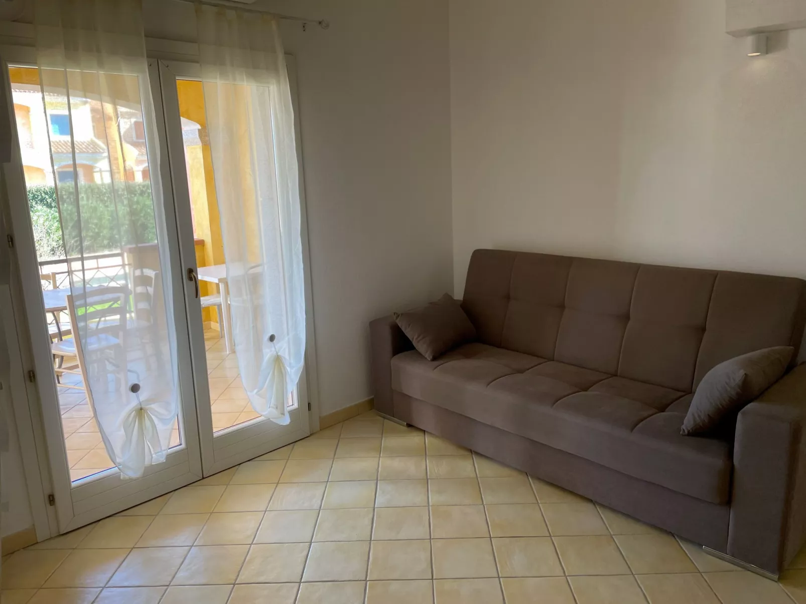 Schöne Wohnung mit Blick auf den Pool-Drinnen